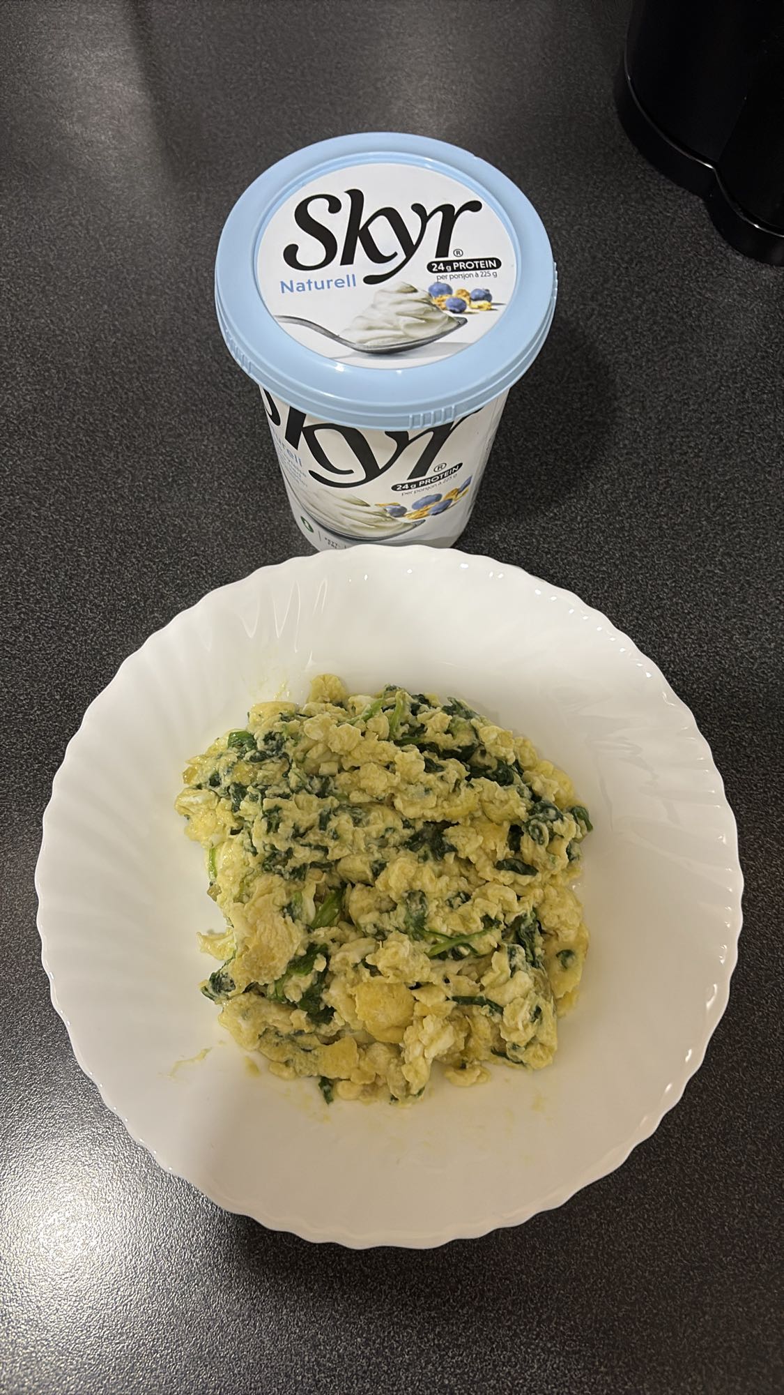 Eggerøre med spinat og skyr