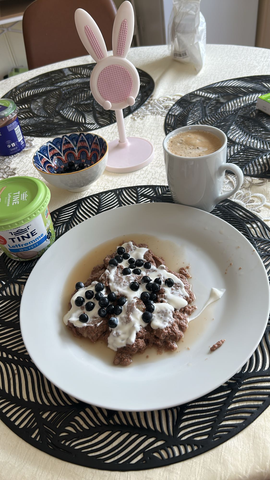 Овсяная каша с черникой и запеченной смесью из банана, белка и кварга