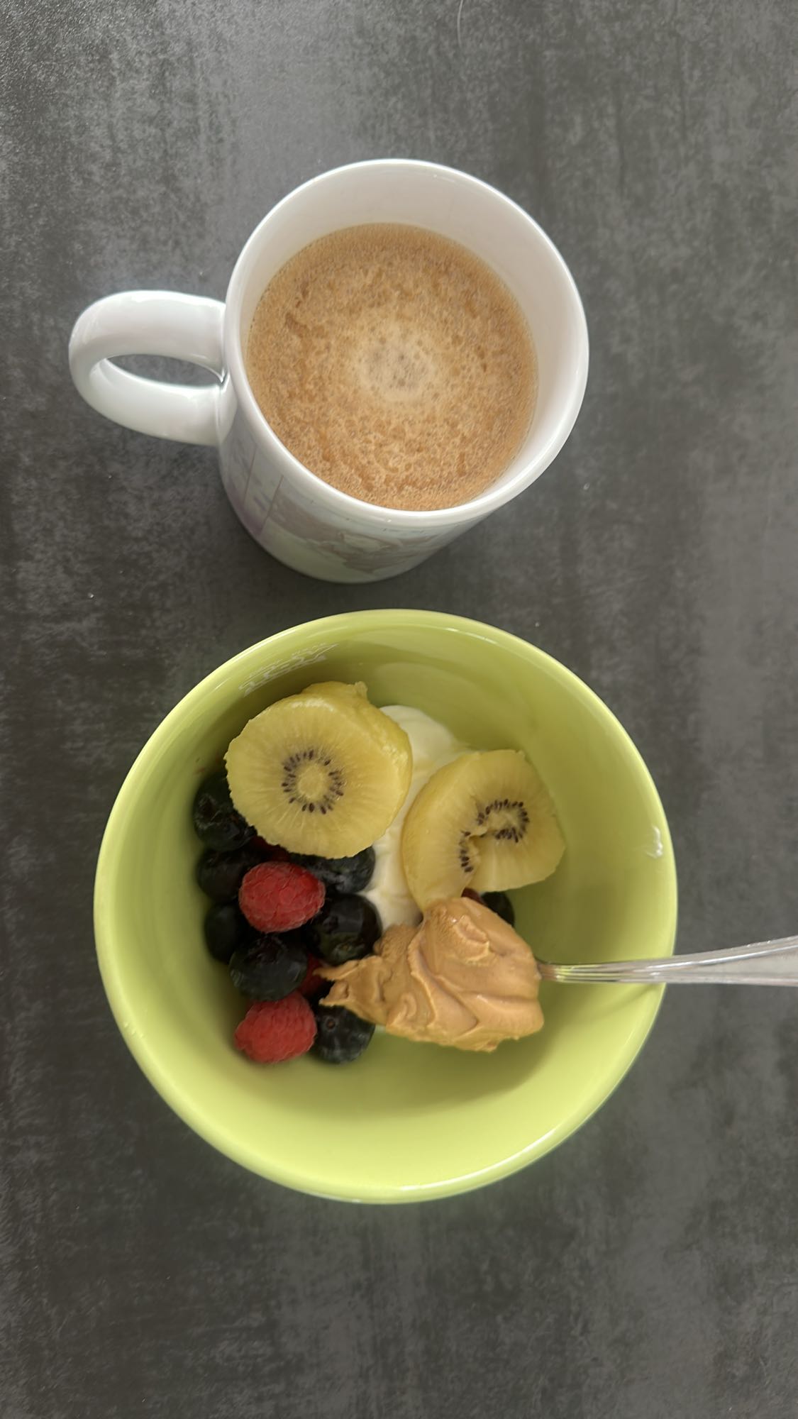 Bol de yaourt et café