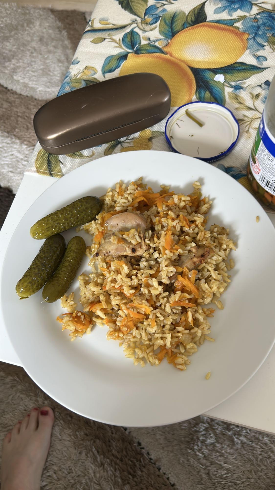 Плов с курицей и огурцами