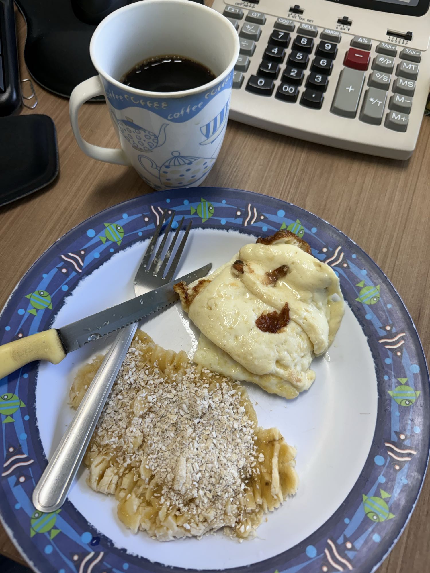Café com ovos e banana