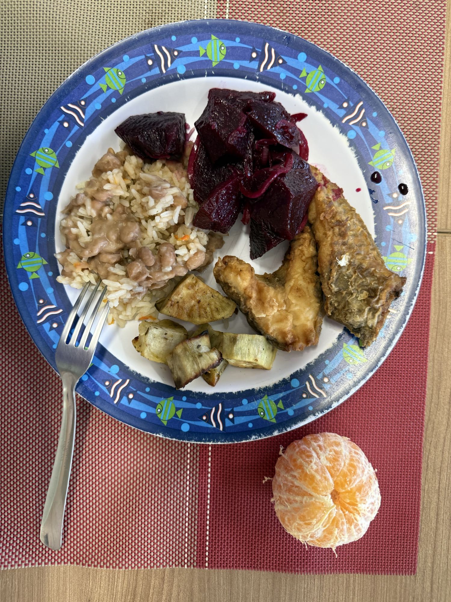 Prato com peixe e arroz
