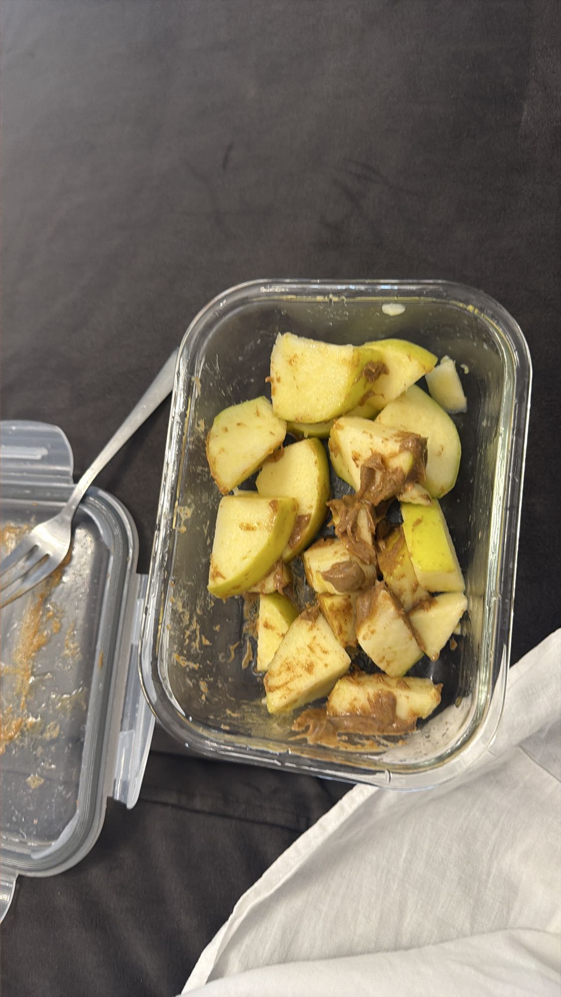 Яблоко с арахисовой пастой
