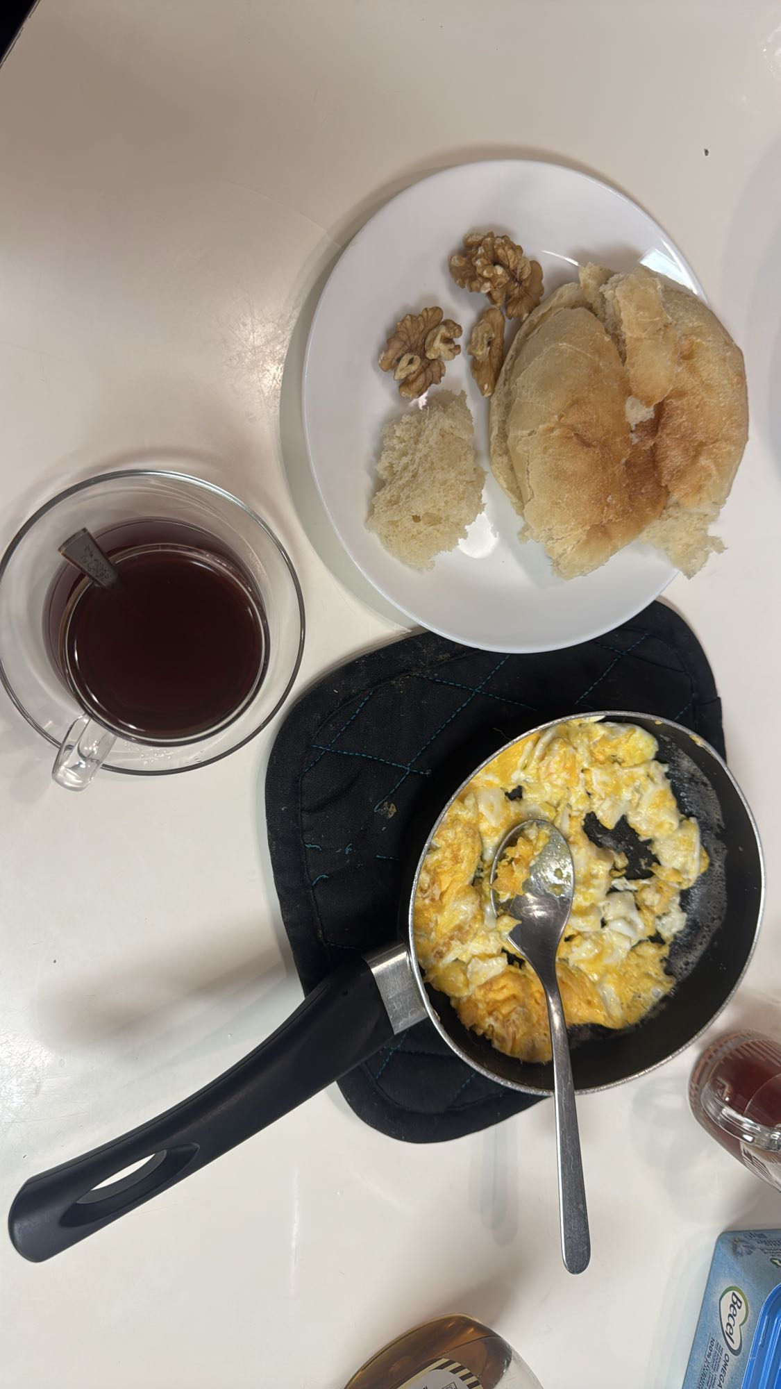 Ägg med bröd och valnötter