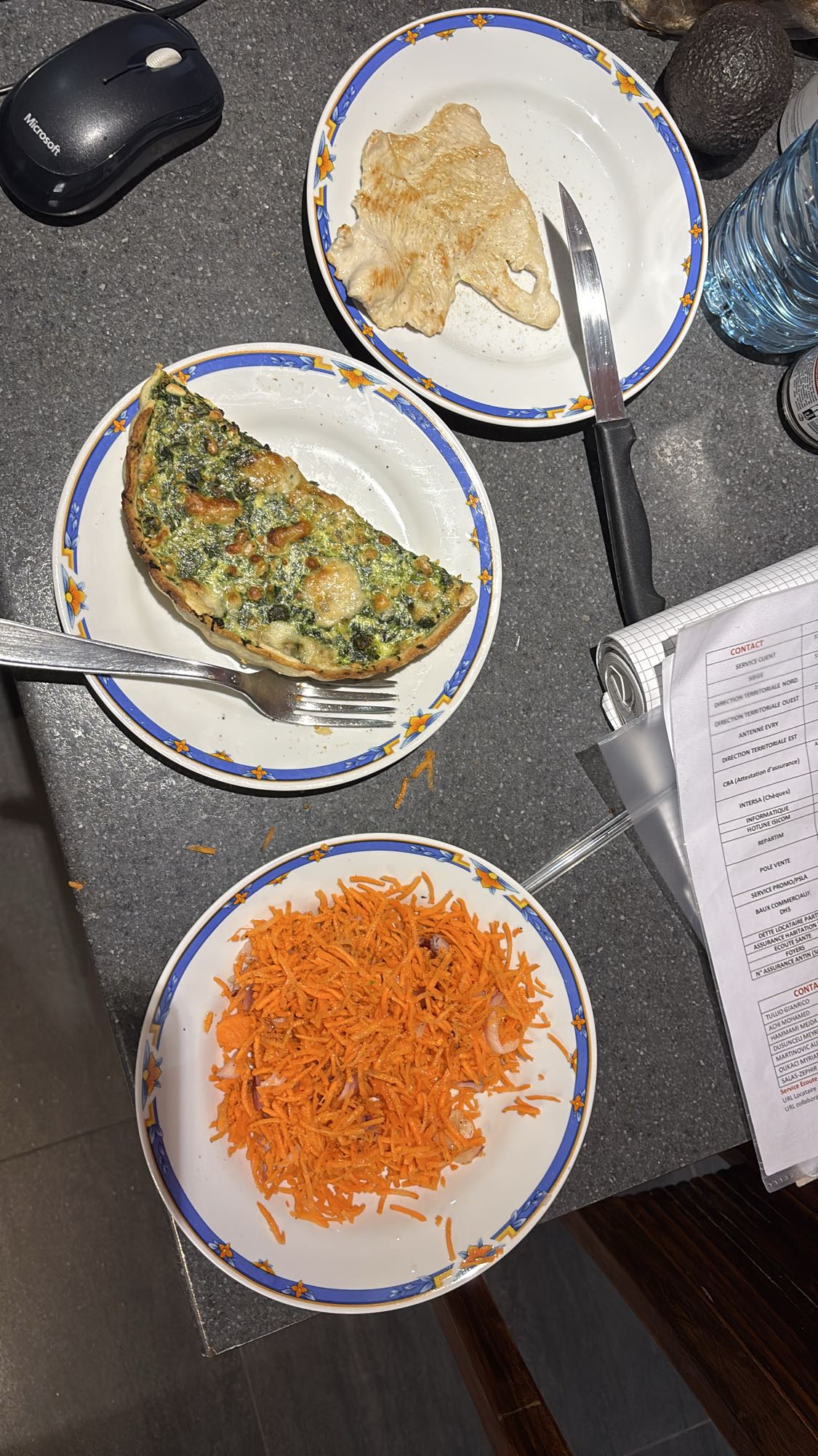 Poulet, petite part de quiche et carottes