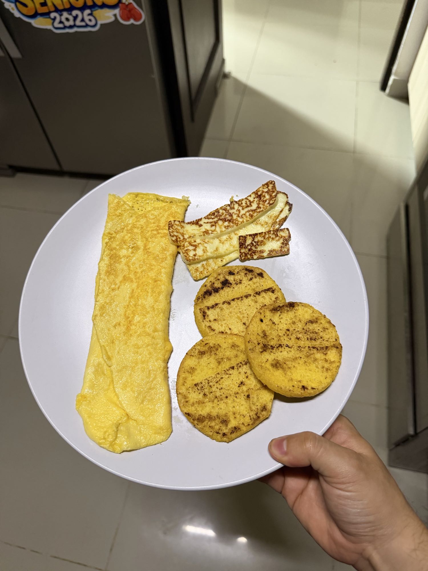 Omelet con arepas y queso