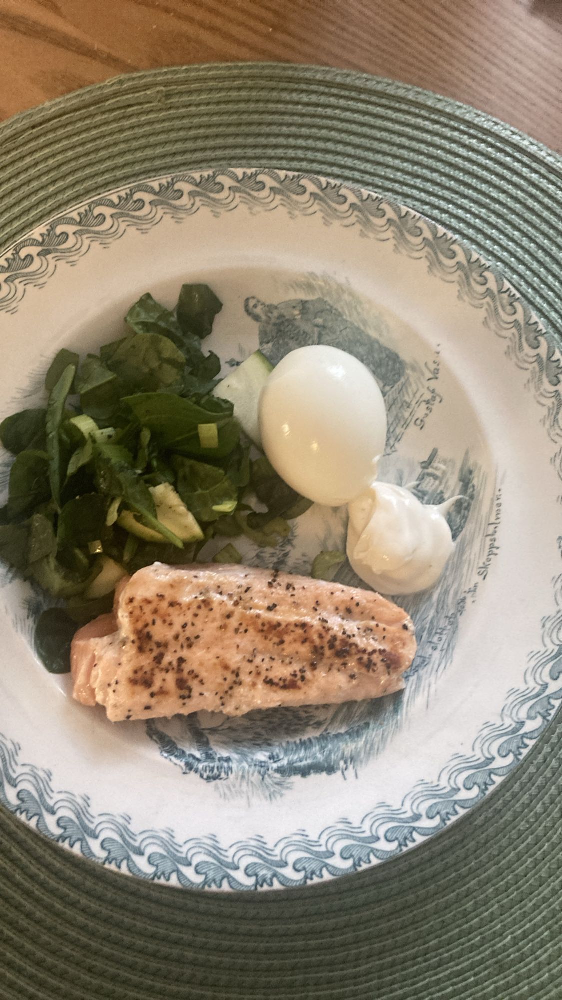 Lax med ägg och sallad