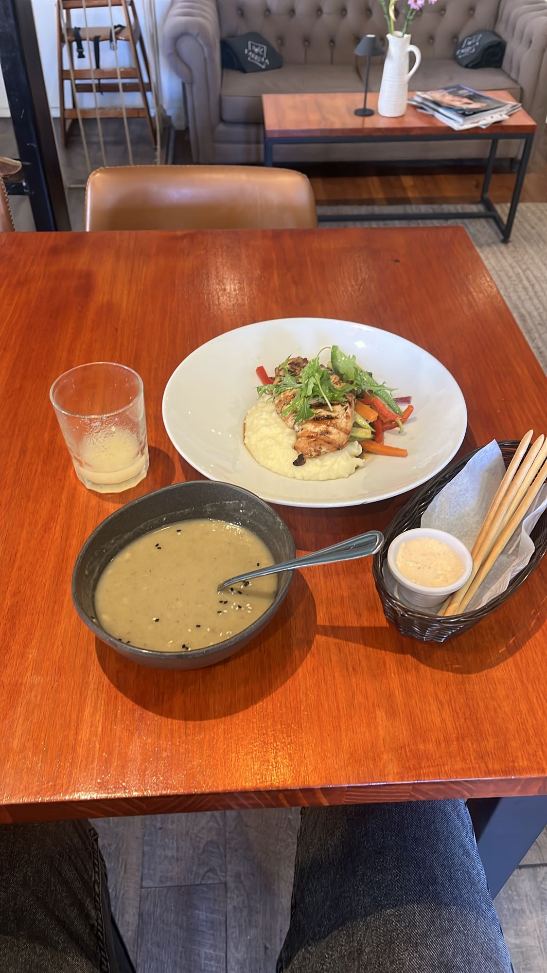 pollo con sopa y pan