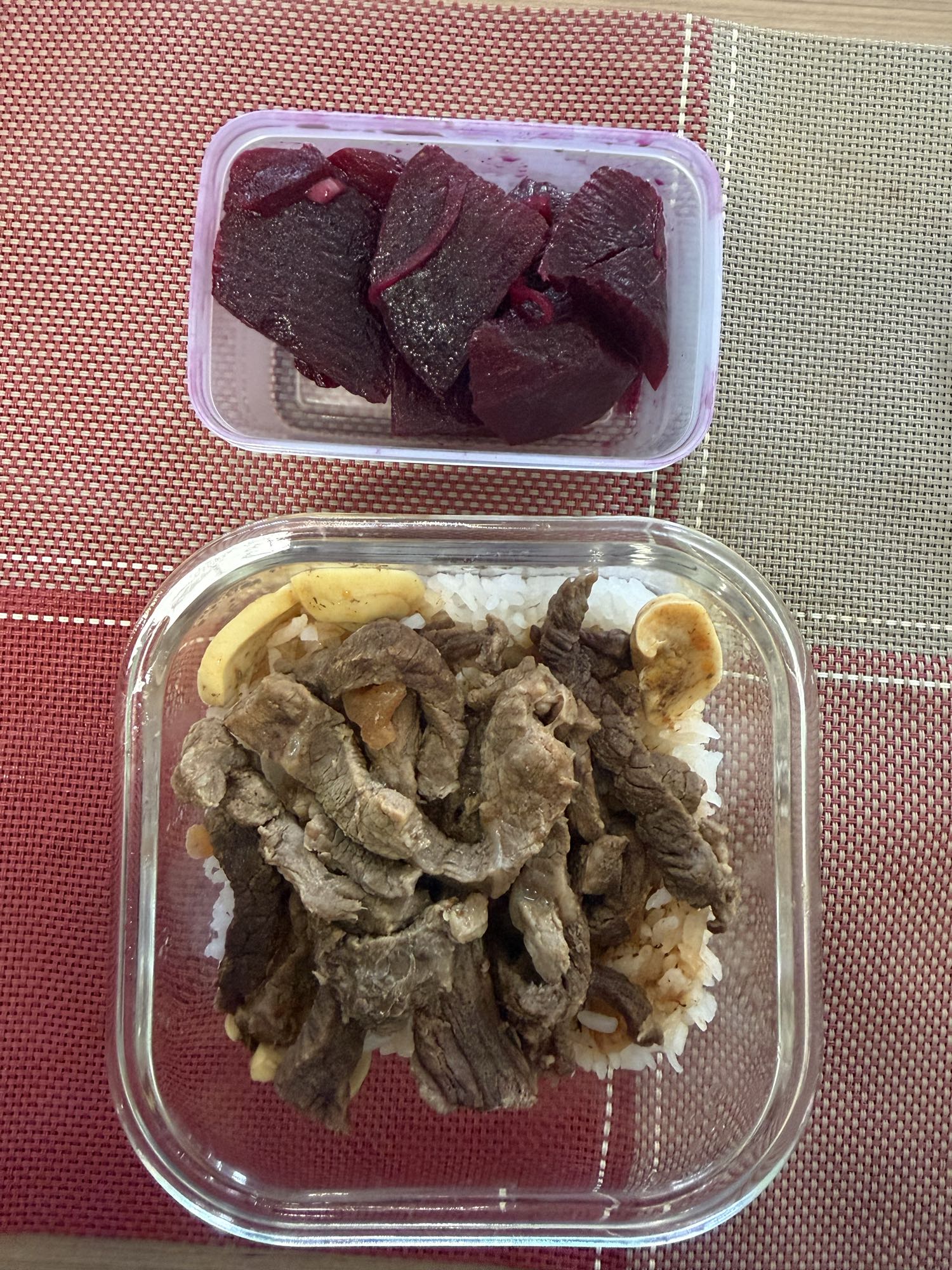 Arroz com carne e beterraba