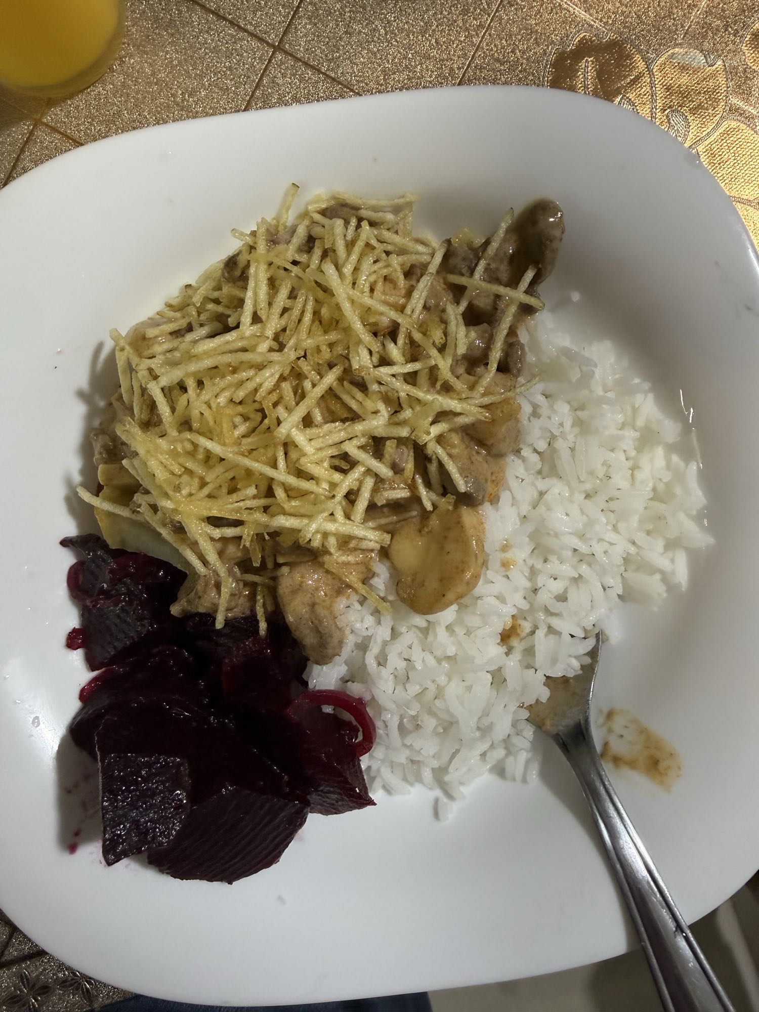 Arroz com frango e beterraba
