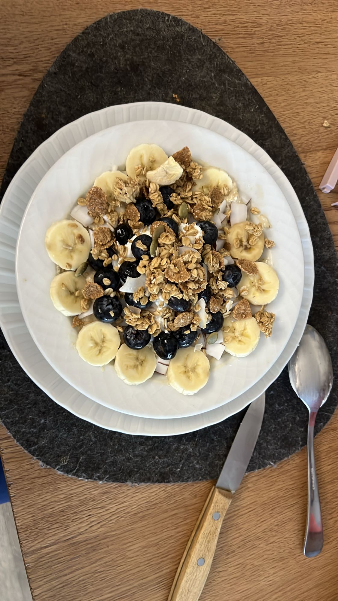 Yogurt con frutta e granola