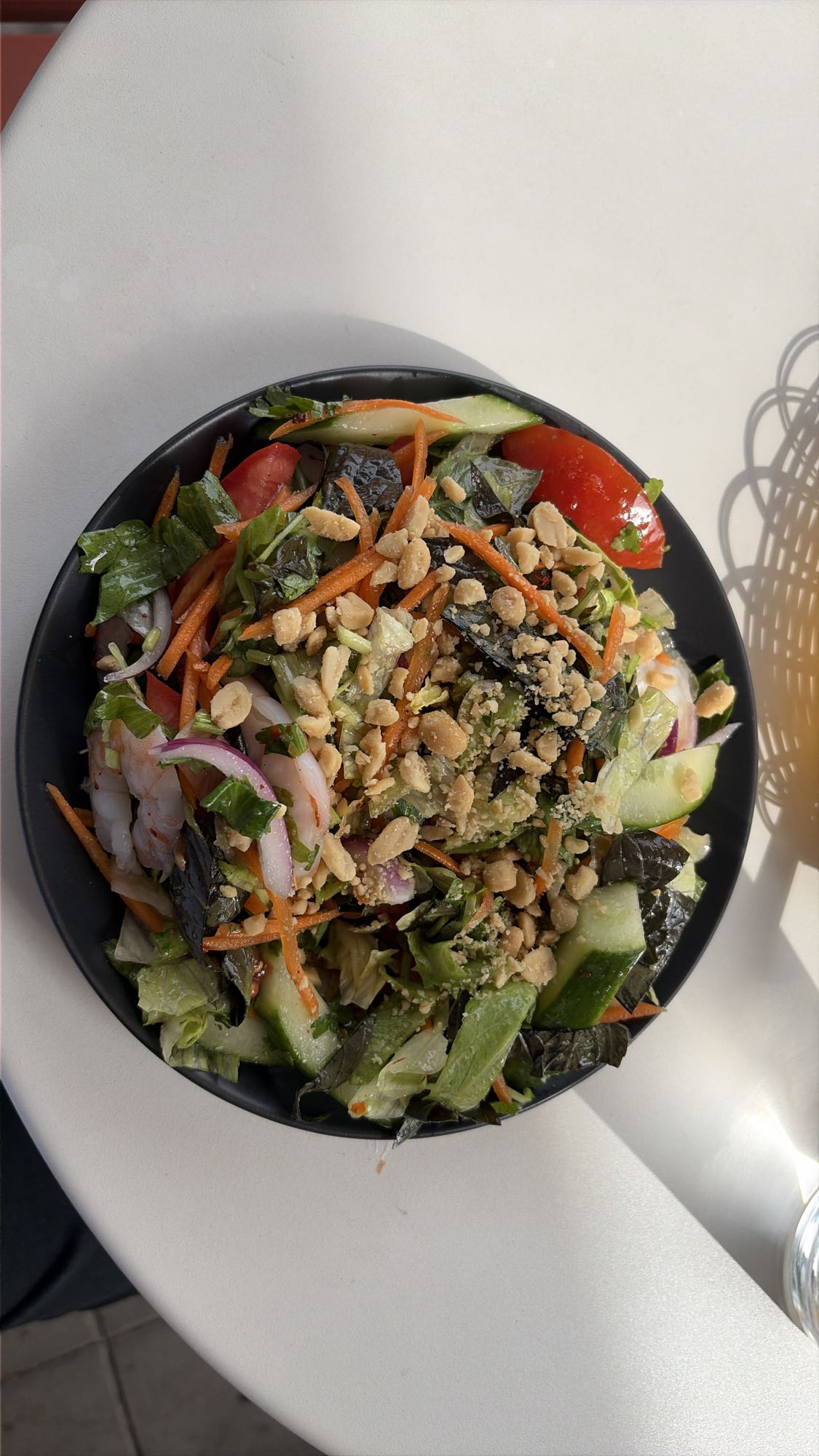 Räksallad med jordnötter