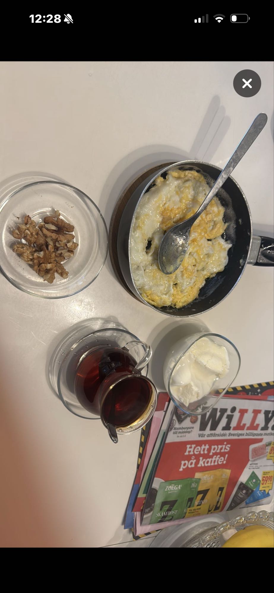 Ägg med yoghurt och valnötter