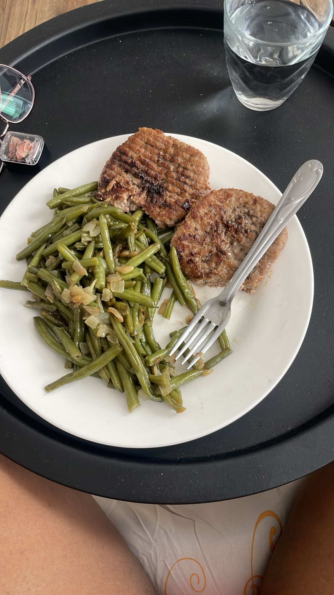 Steaks hachés et haricots