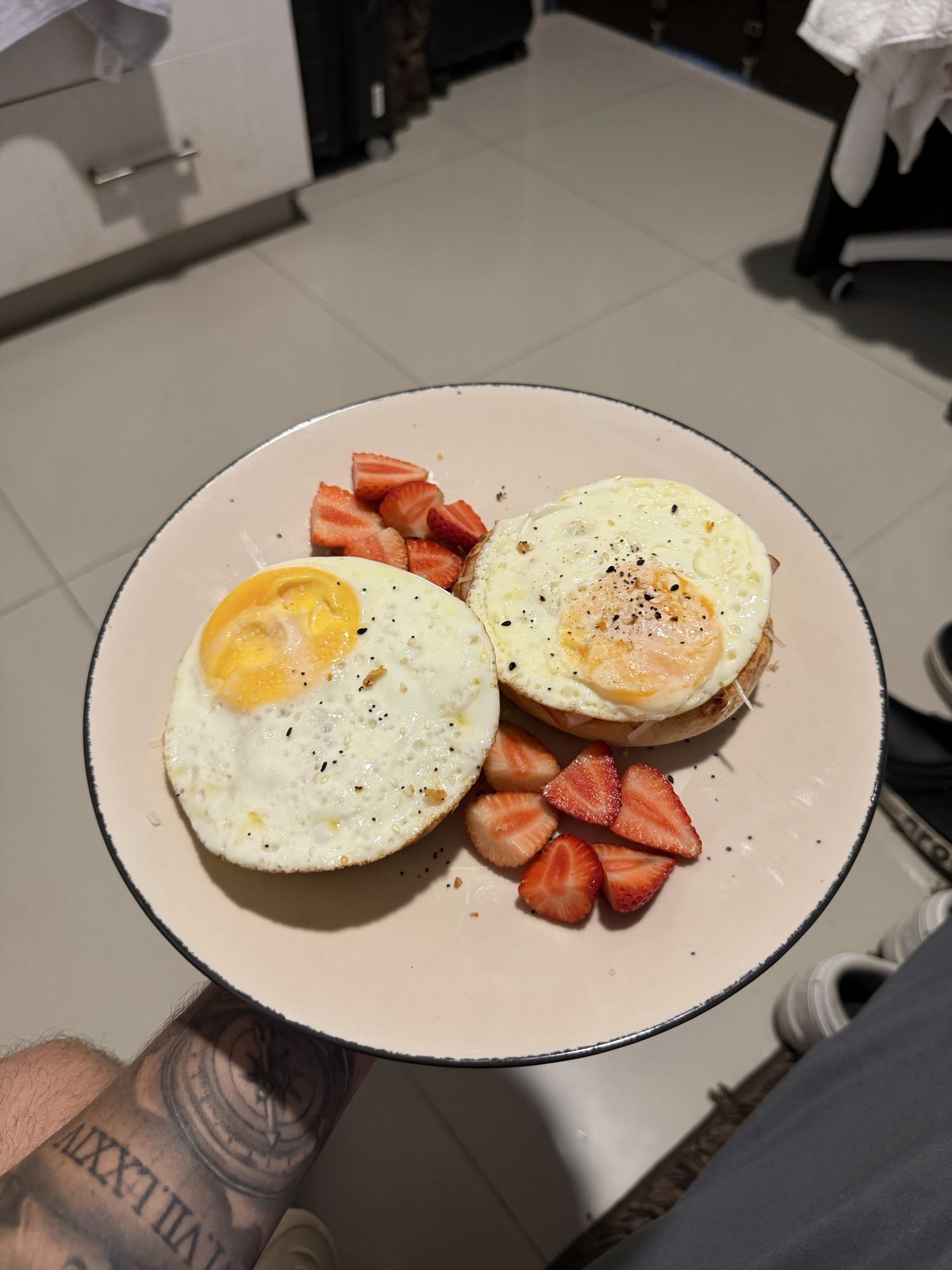 bagel con huevo y fresa