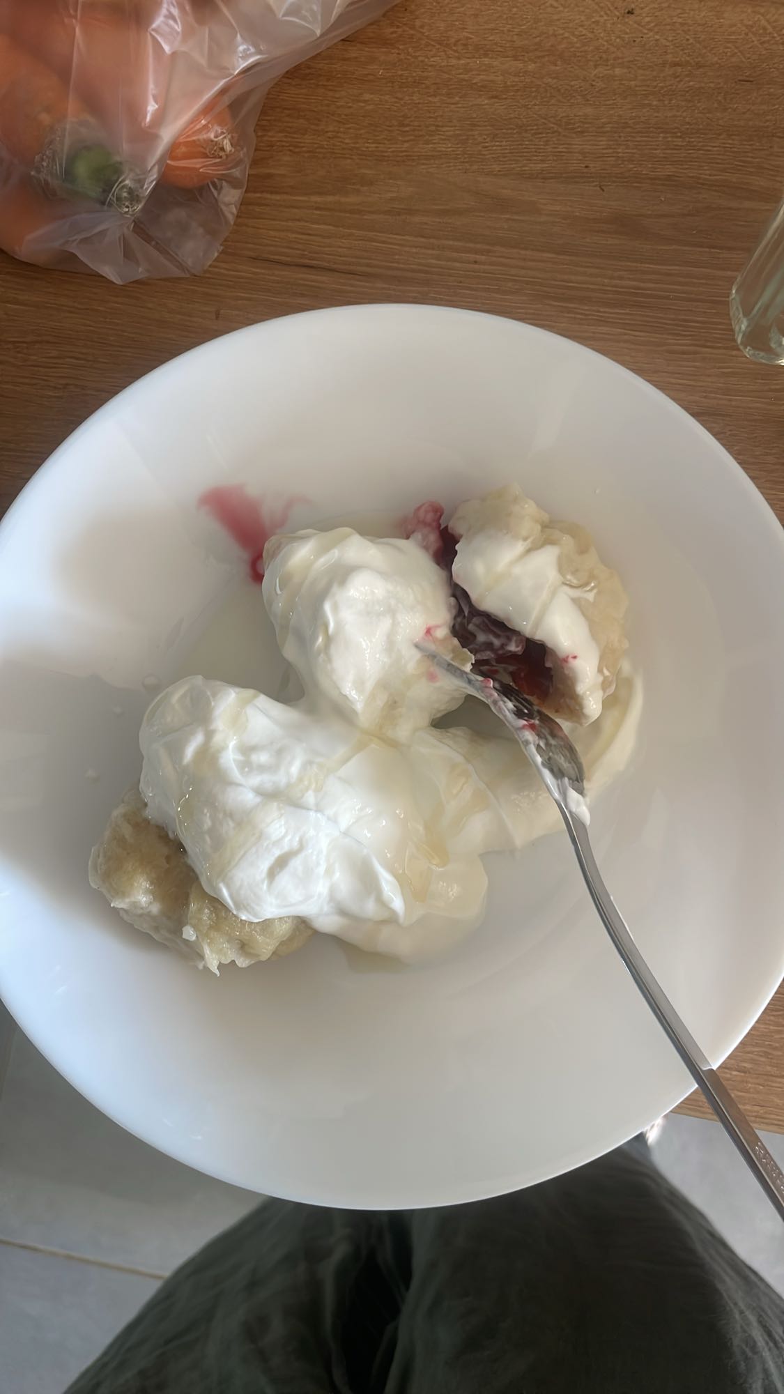 Knedle ze śliwkami z jogurtem greckim i syropem z agawy