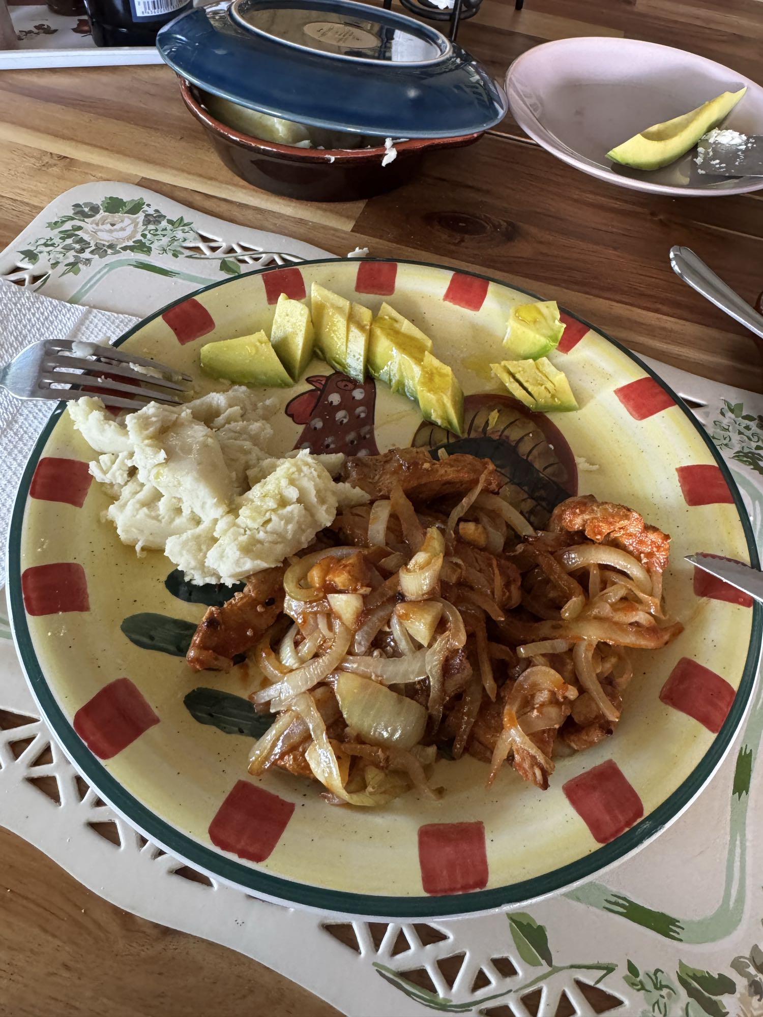 Pollo con cebolla y puré