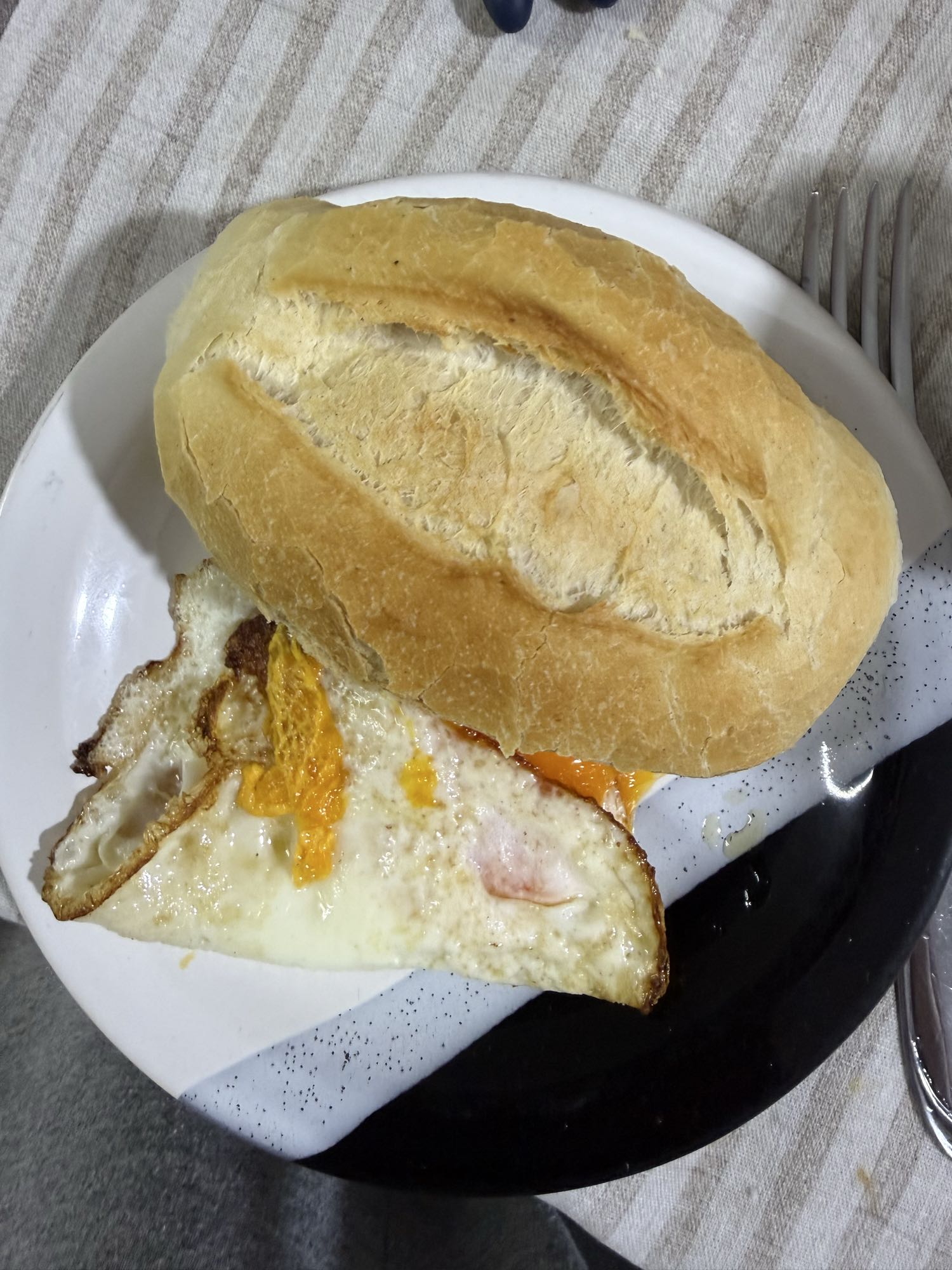 Pão com ovo frito