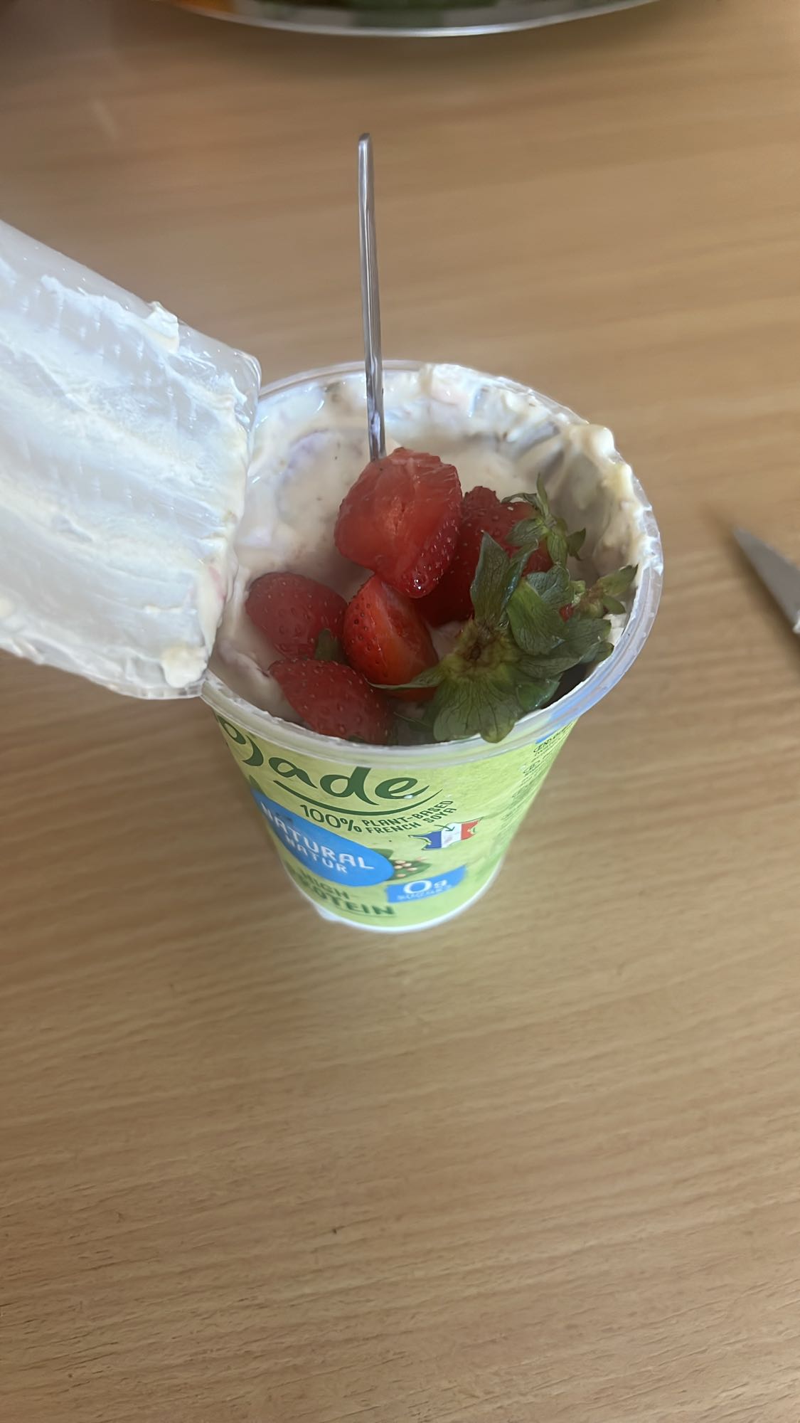 Jogurt roślinny z truskawkami