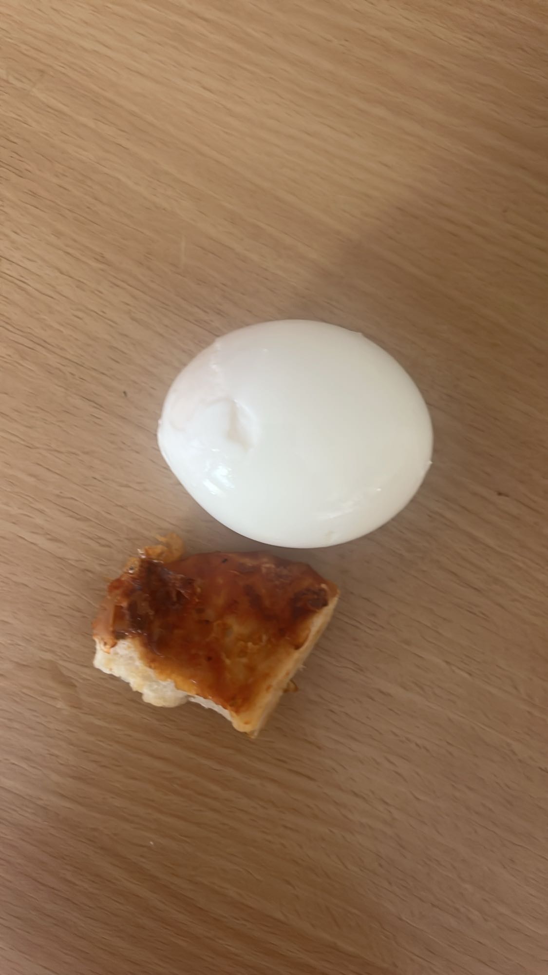 Jajko z pieczywem i ketchupem