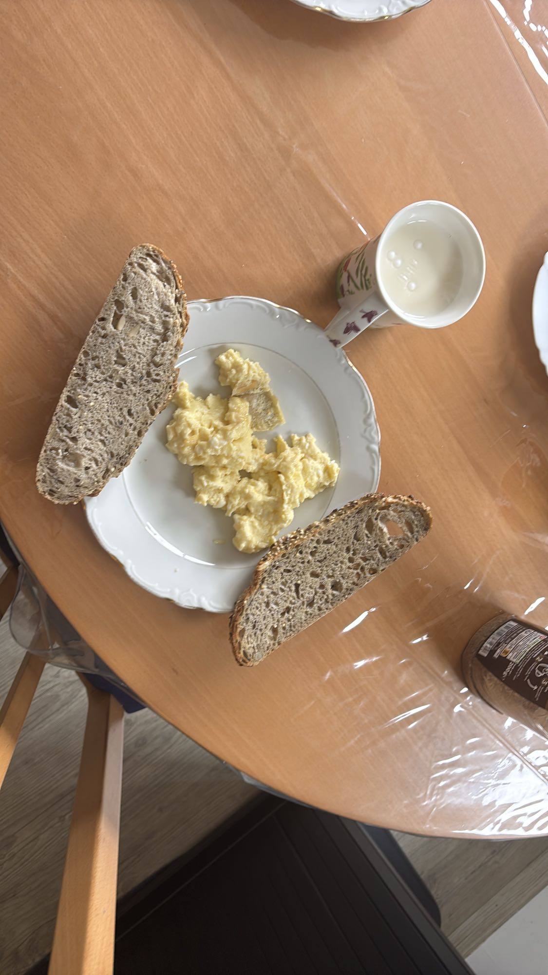 Oeufs brouillés et pain