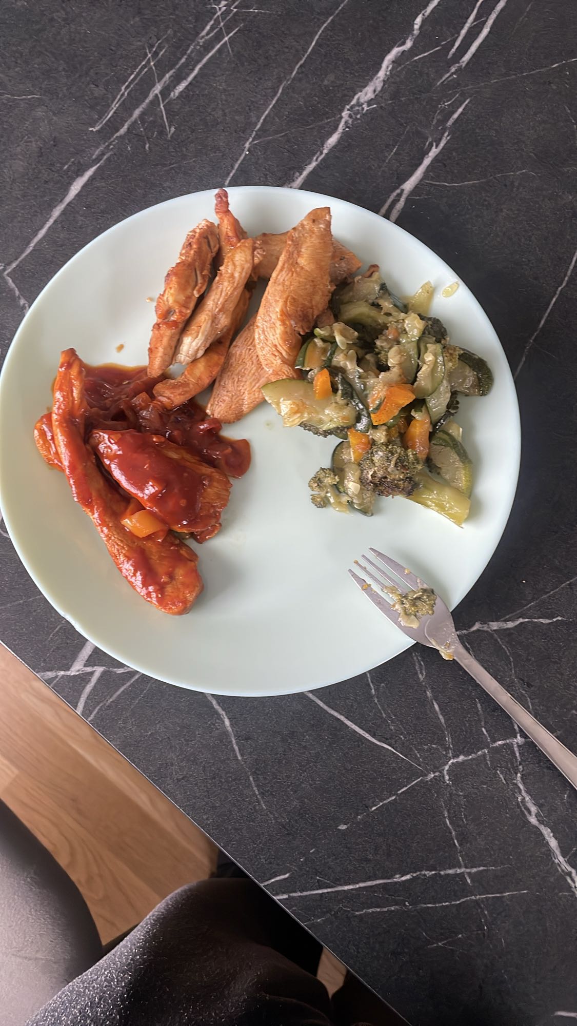 Kyckling med tomatsås, rödlök och paprika