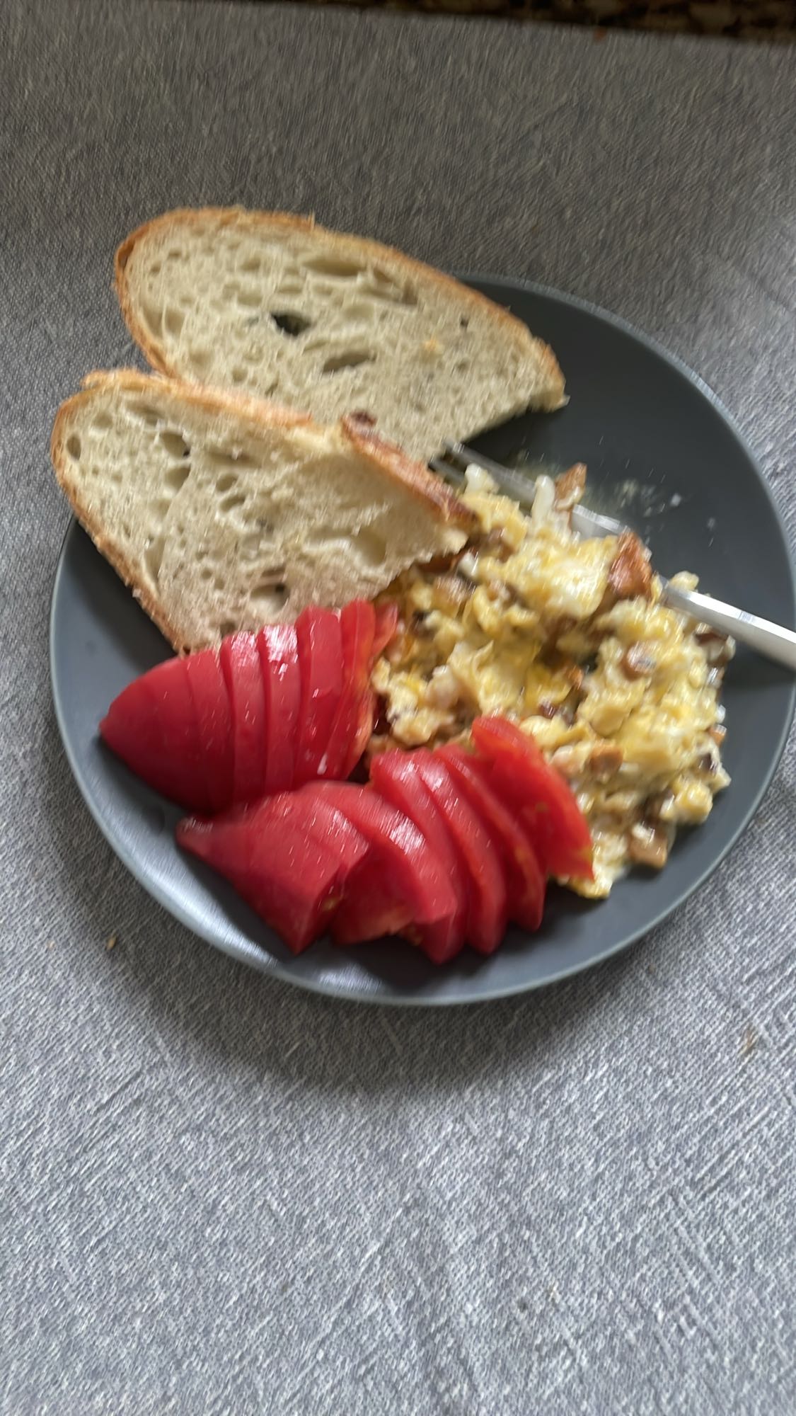 Jajecznica z pieczywem