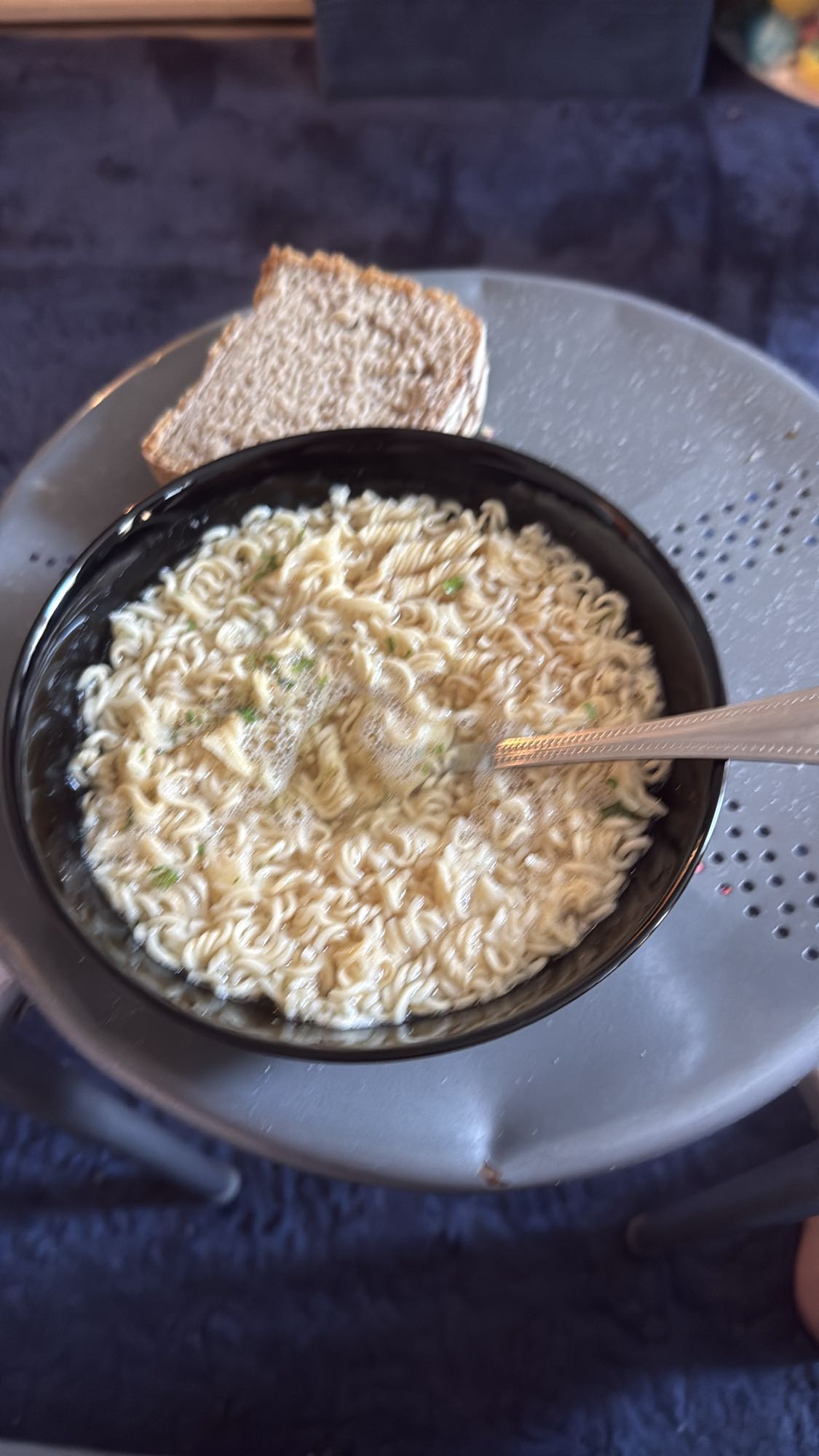 Zupa ramen z pieczywem