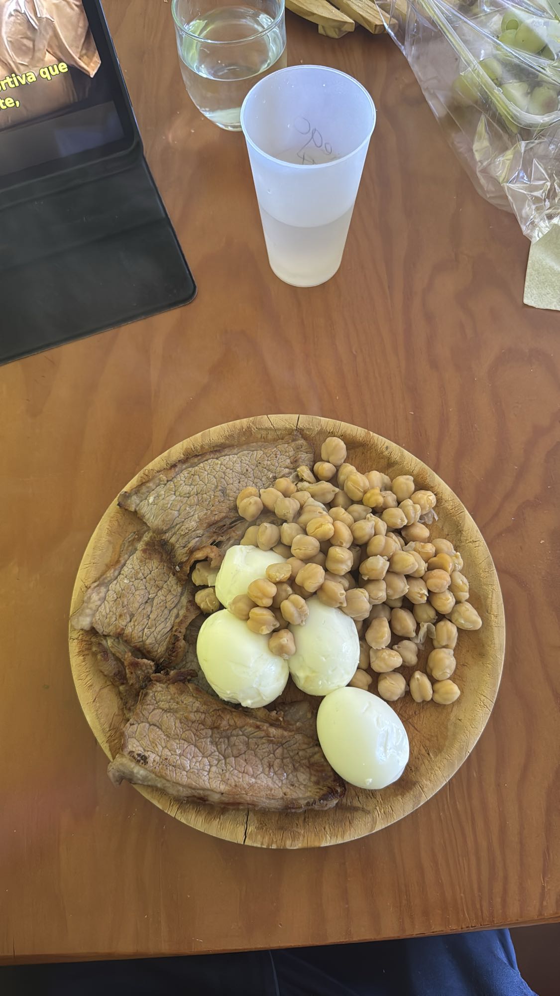 carne con garbanzos y huevo