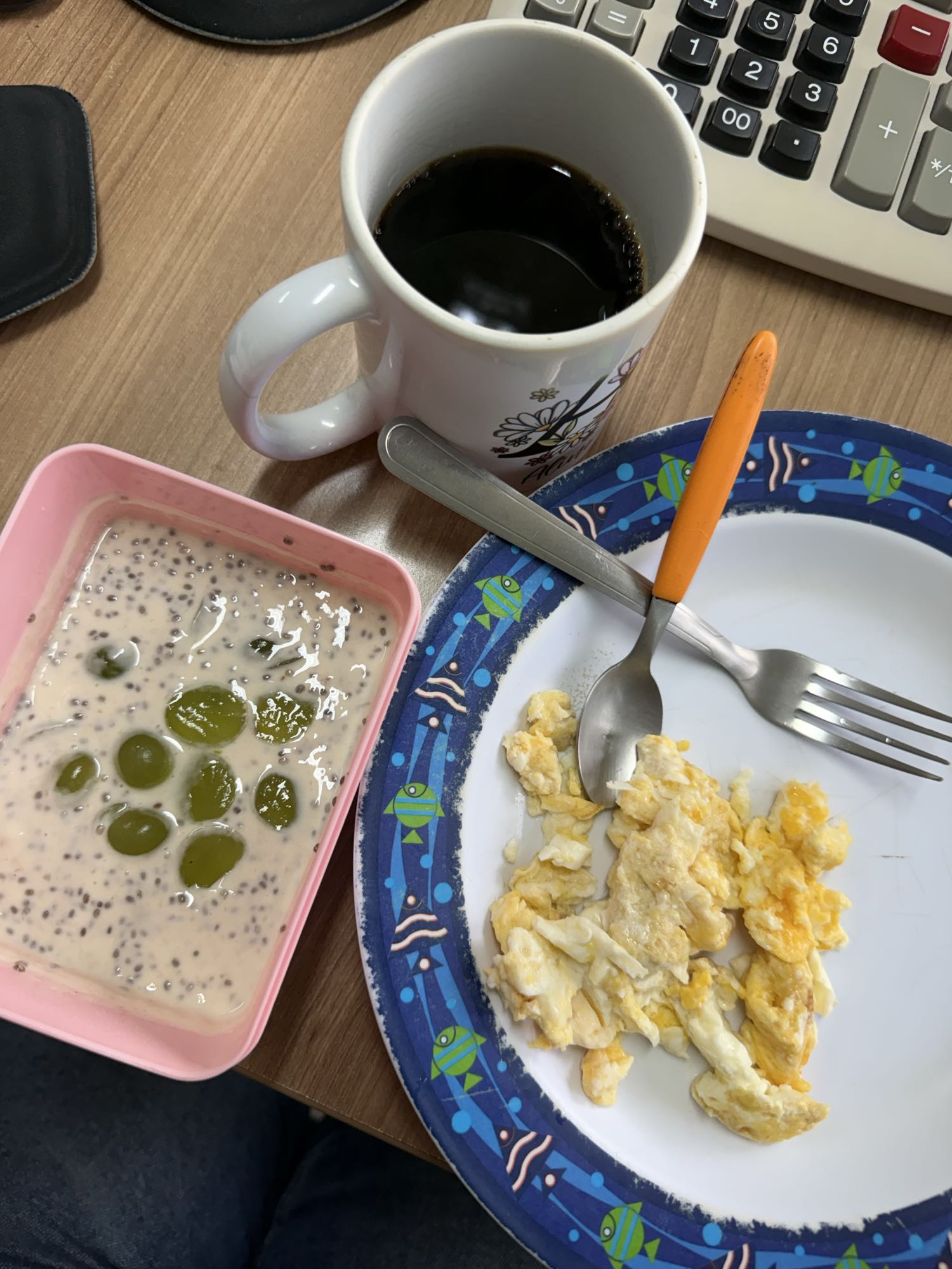 café com ovos e uvas
