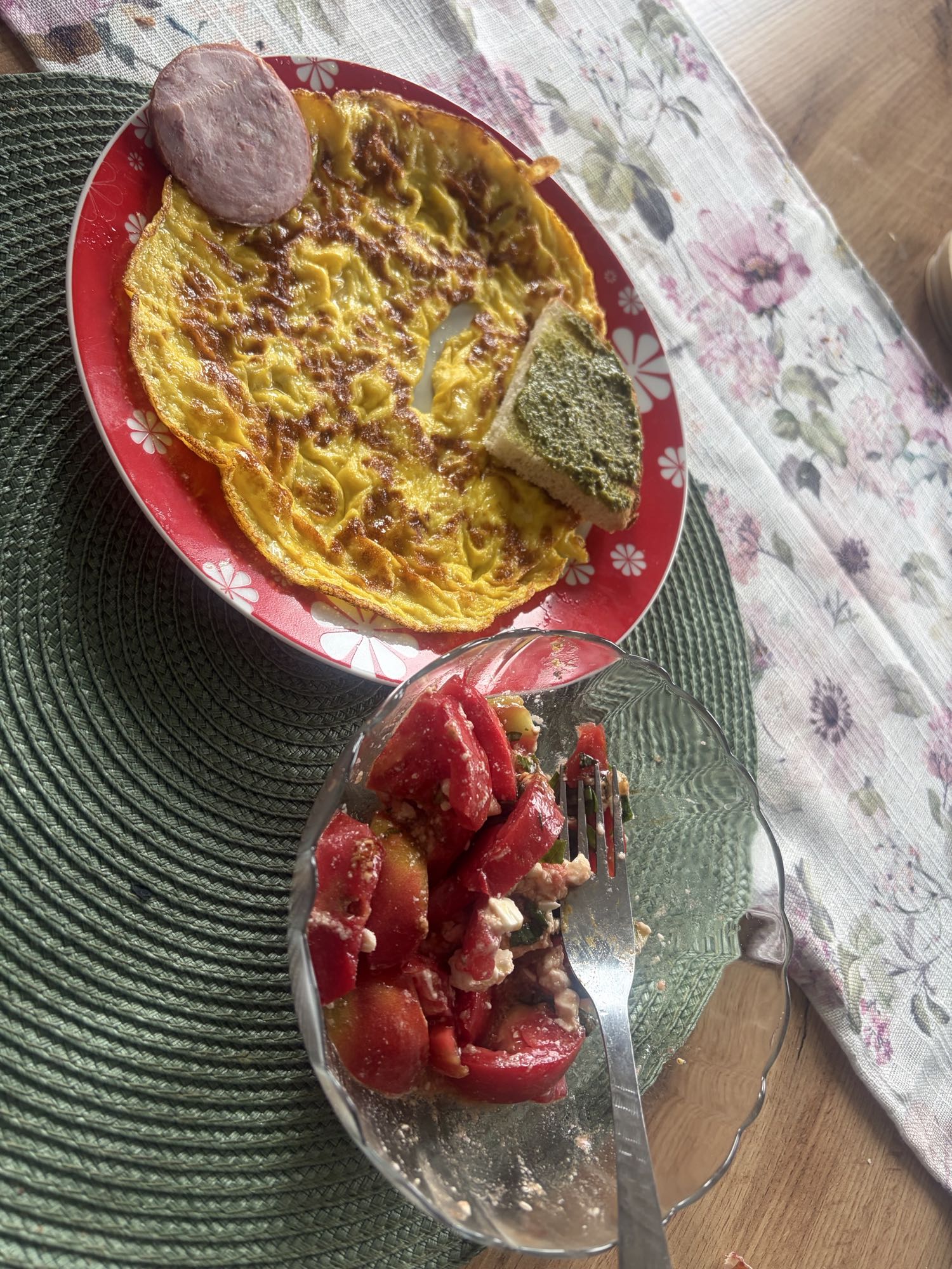 Omletă cu salată