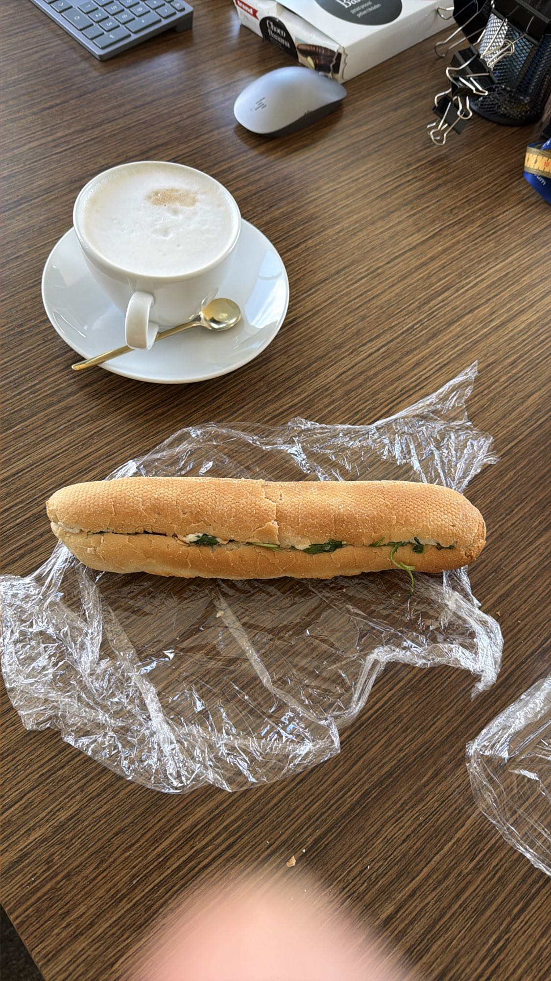 Kanapka i cappuccino