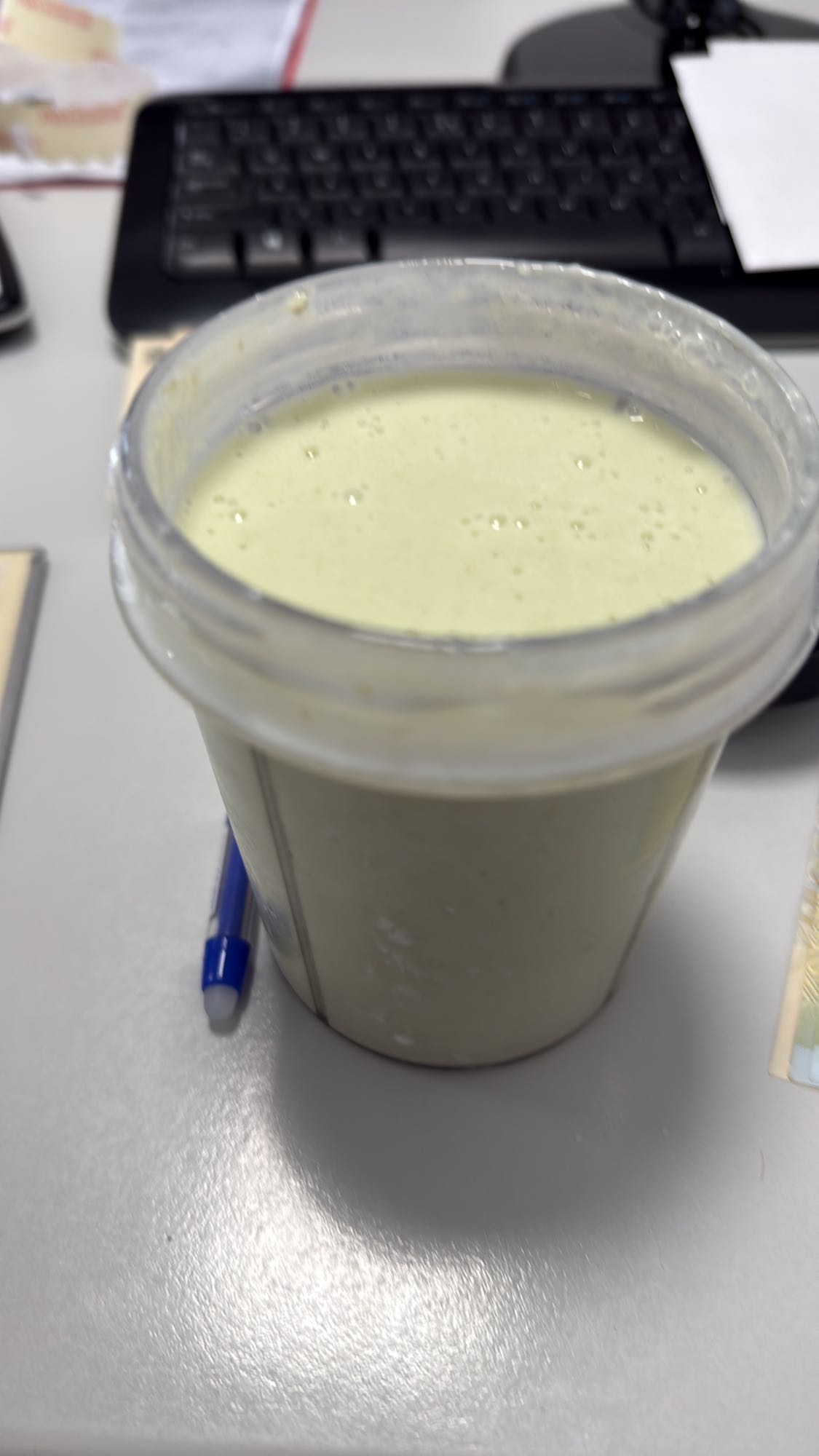 Smoothie cu chefir, pară și matcha
