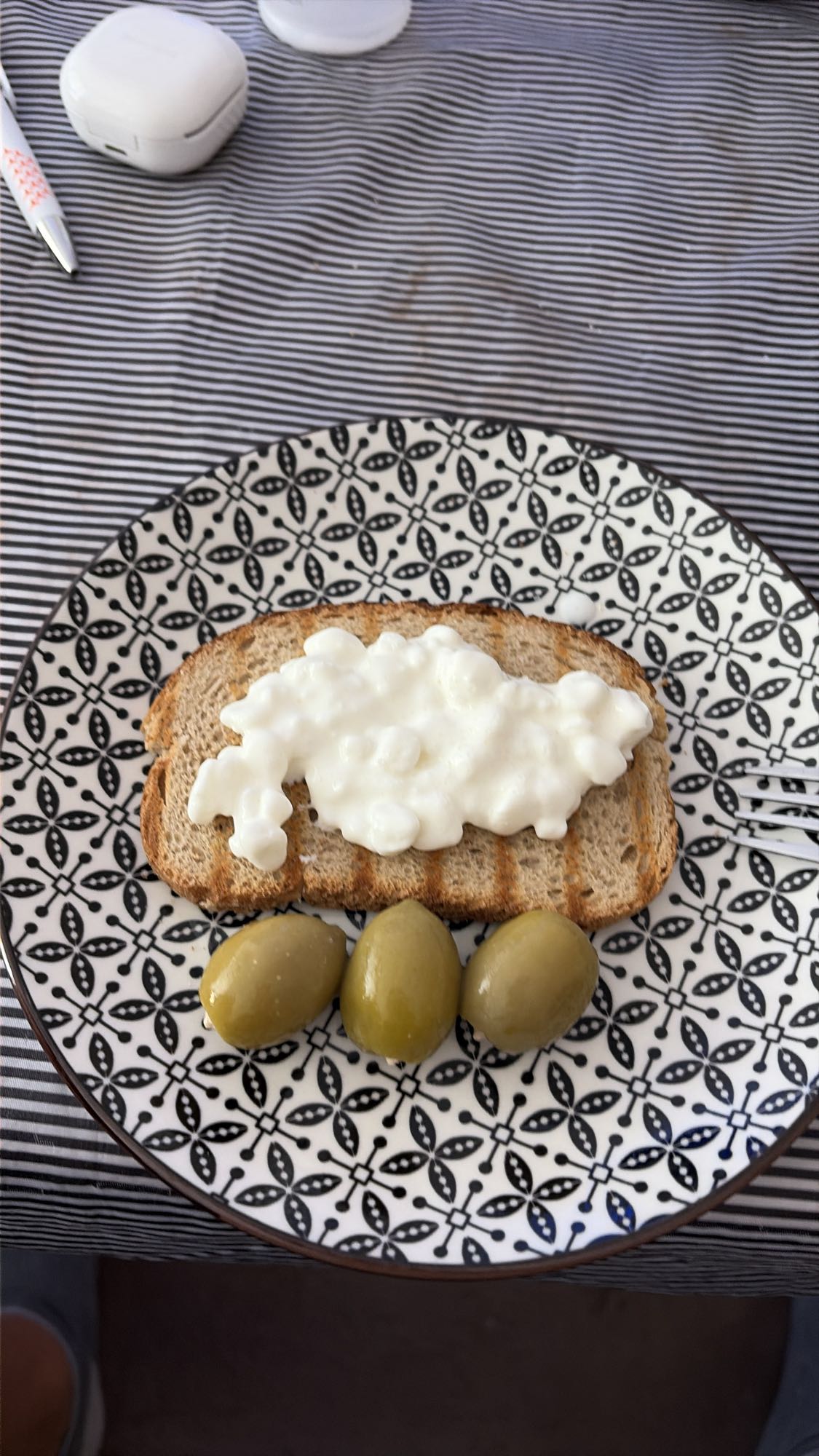 Тост с извара и маслини
