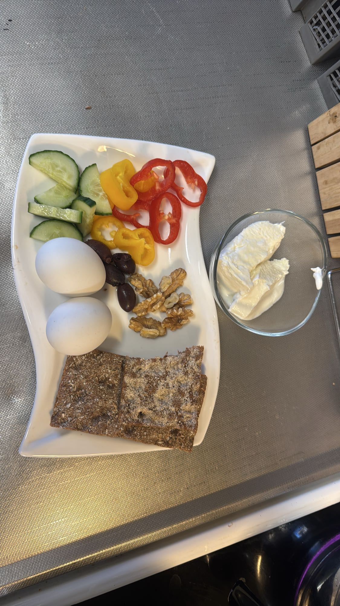 Frukost med ägg och bröd