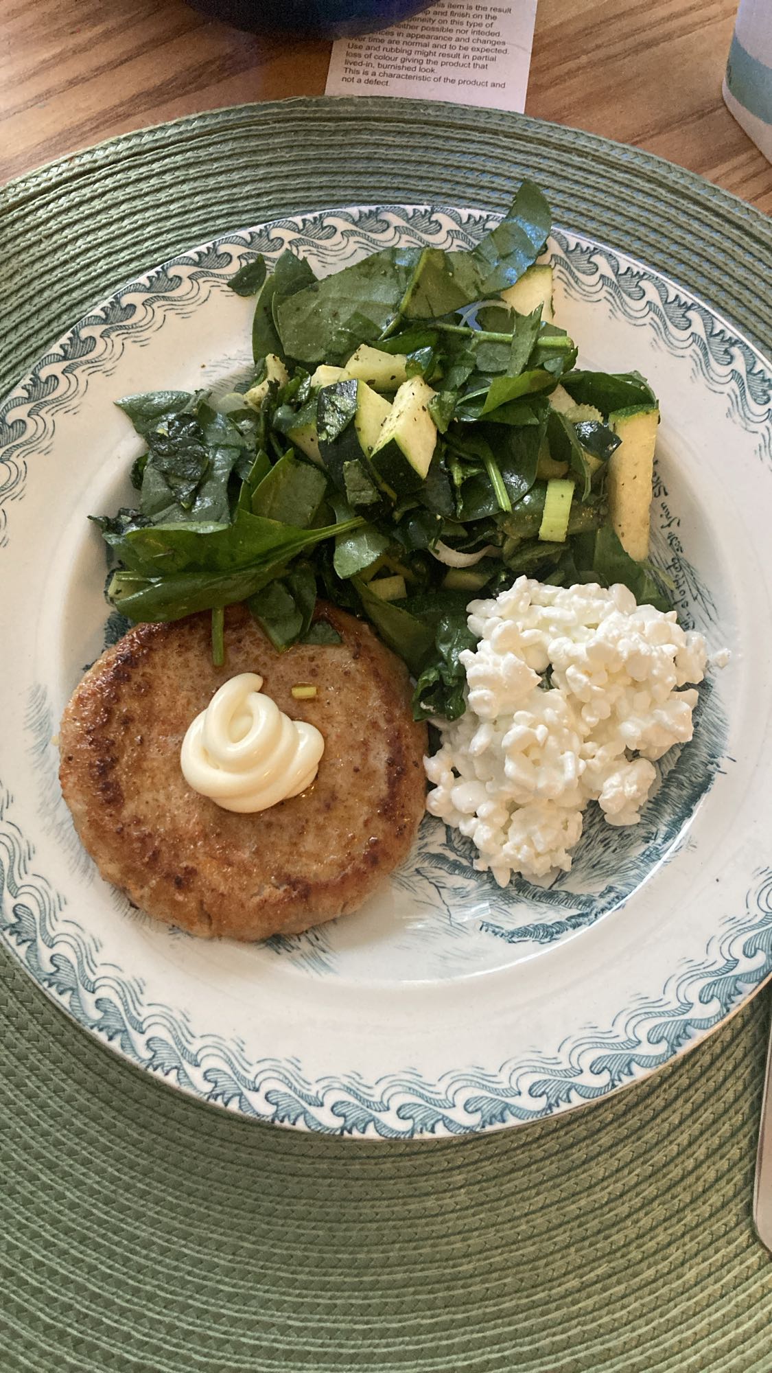 Fläskfärsbiff med sallad, keso, selleri och purjolök