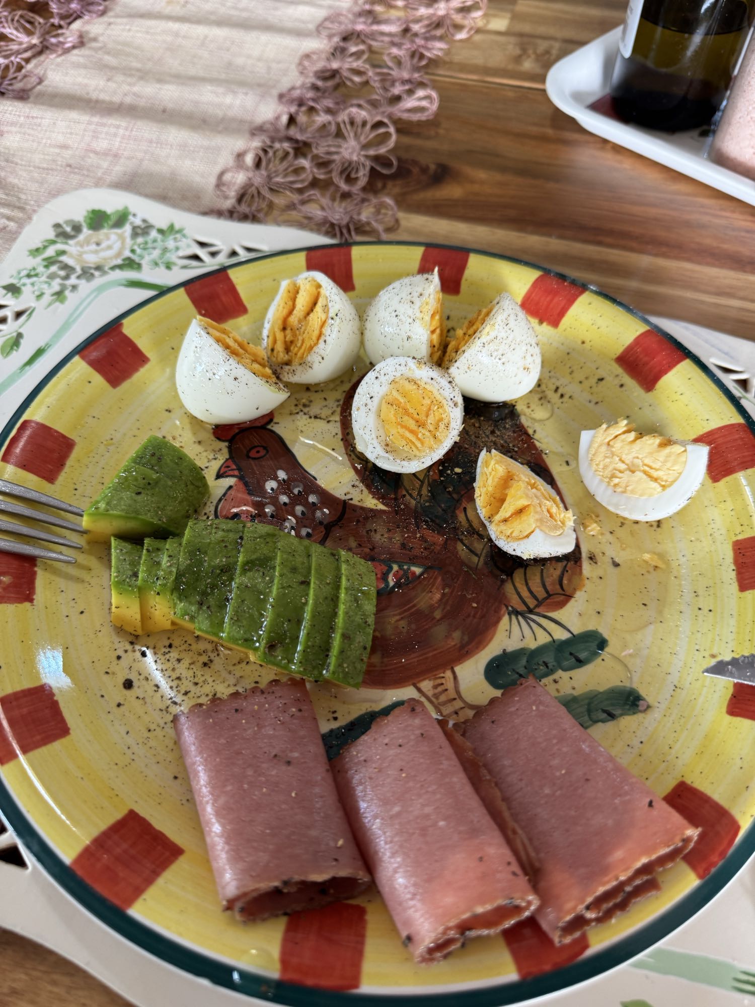 huevos con aguacate y jamón