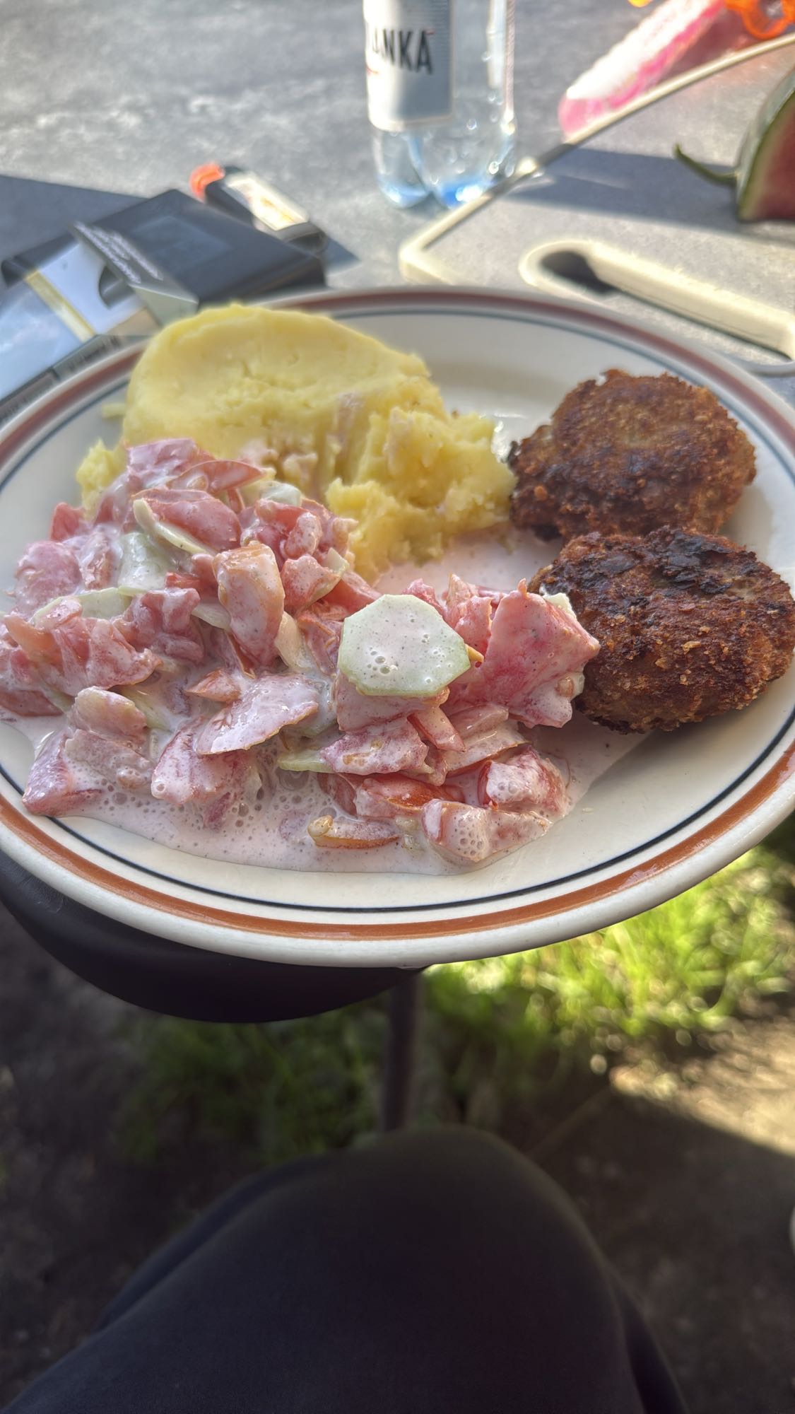 Kotlety z puree i surówką