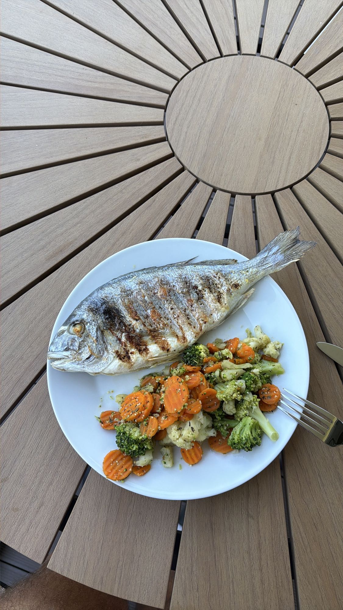 Grillowana dorada z warzywami