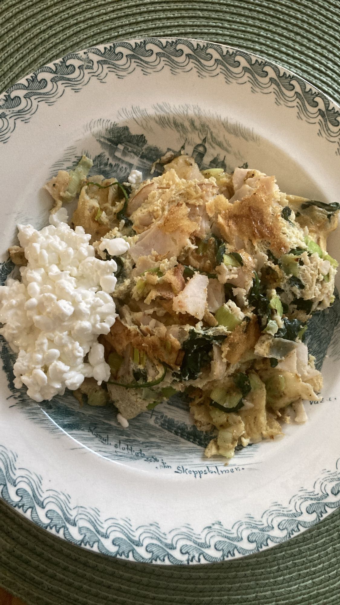 Kycklingomelett med rökt kyckling och keso