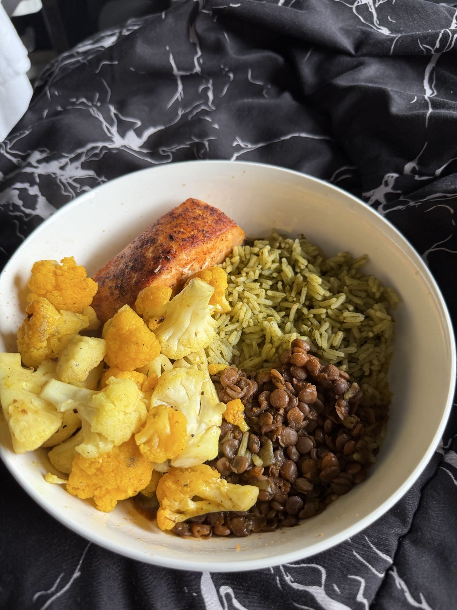 salmón con arroz y lentejas