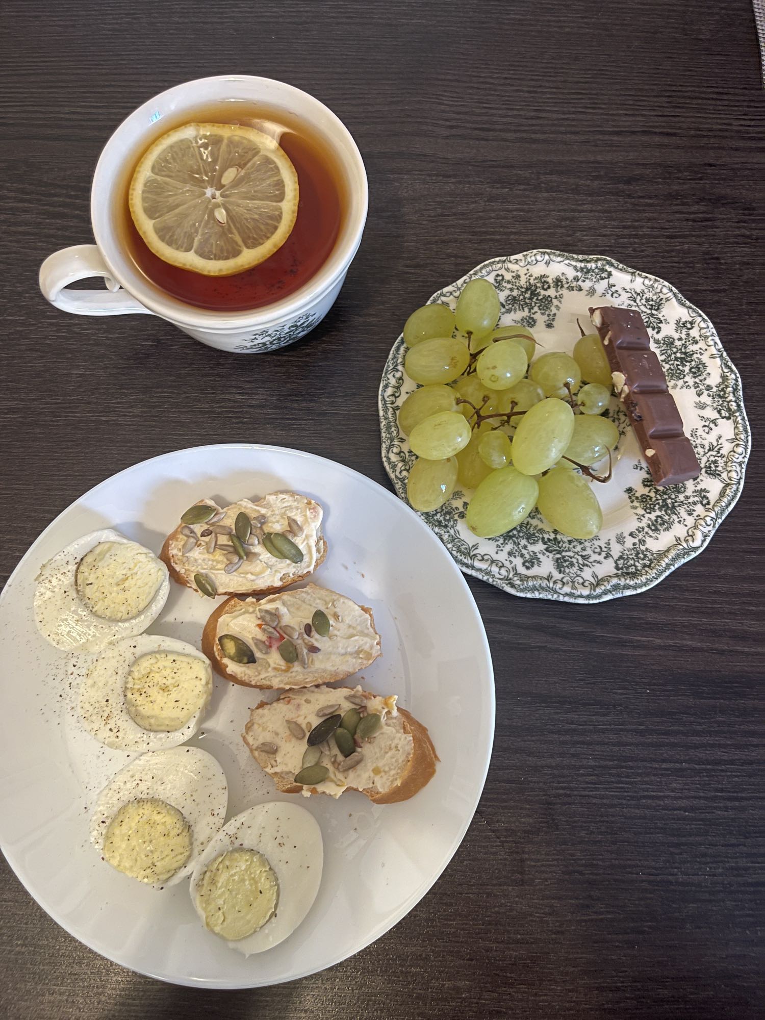 Завтрак с яйцами и чаем