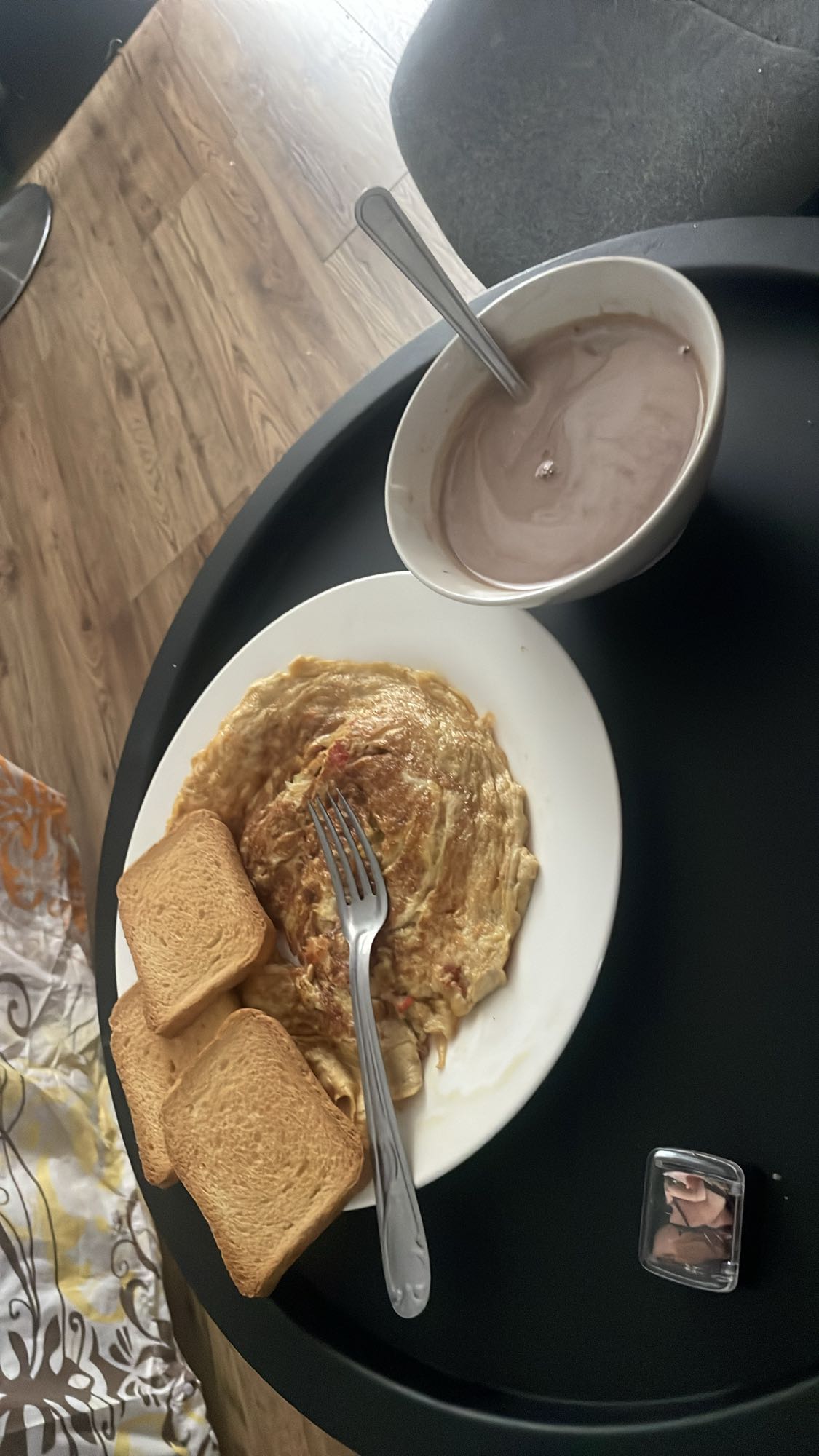 Omelette au œuf, lait chocolaté et 3 biscottes nature