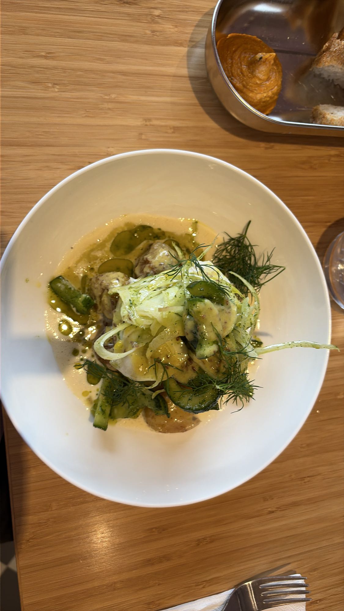 Köttbullar med gurksallad