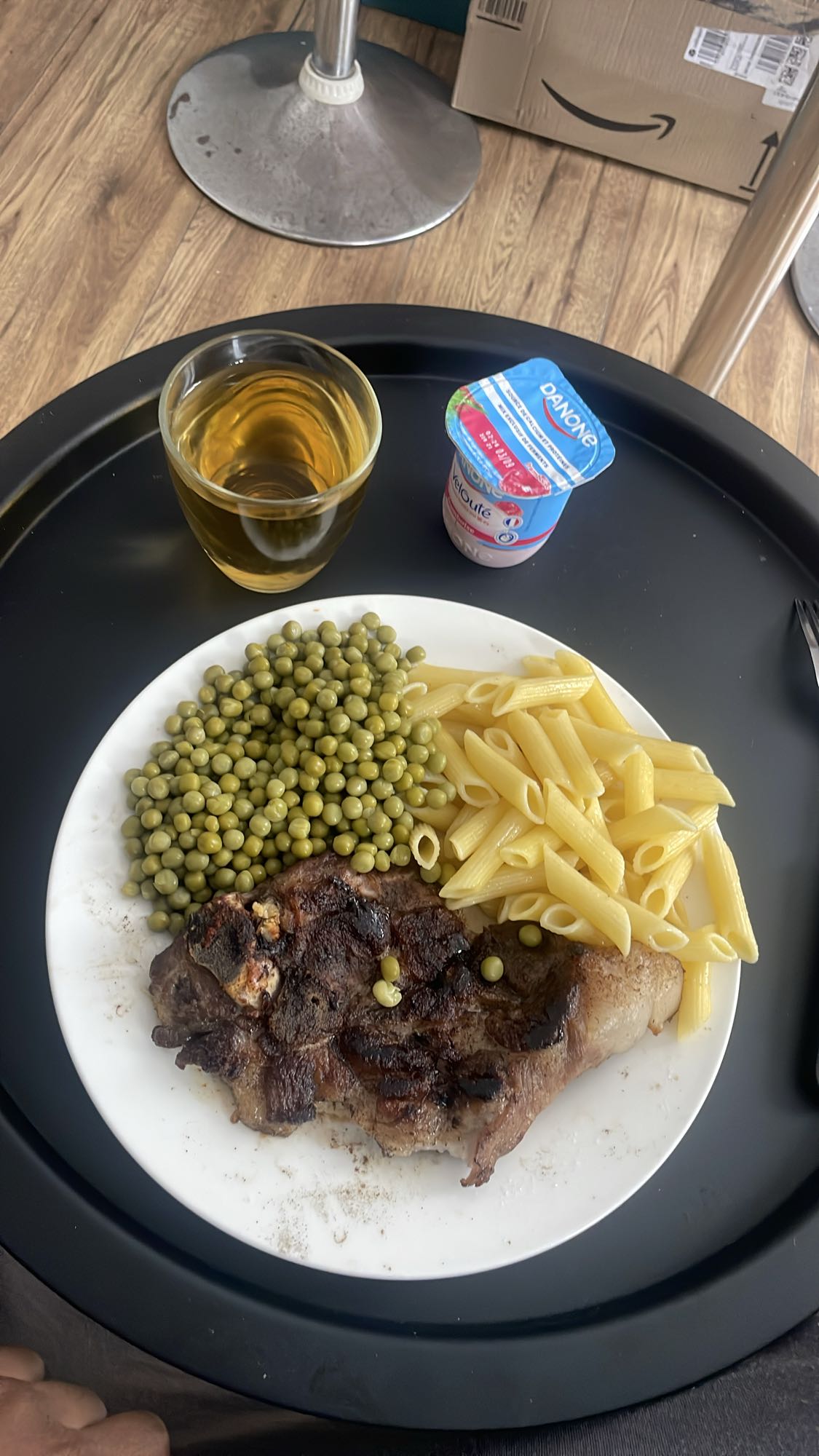 Côte de porc, pâté, petits pois et jus de pomme