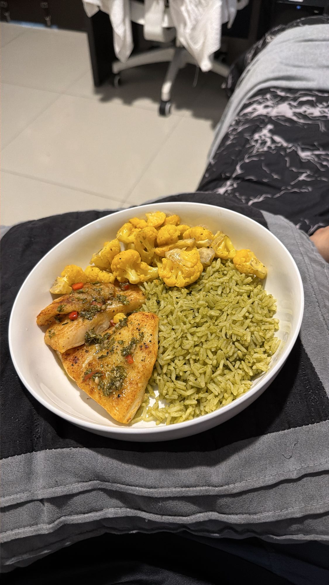 corvina con arroz jazmín y coliflor