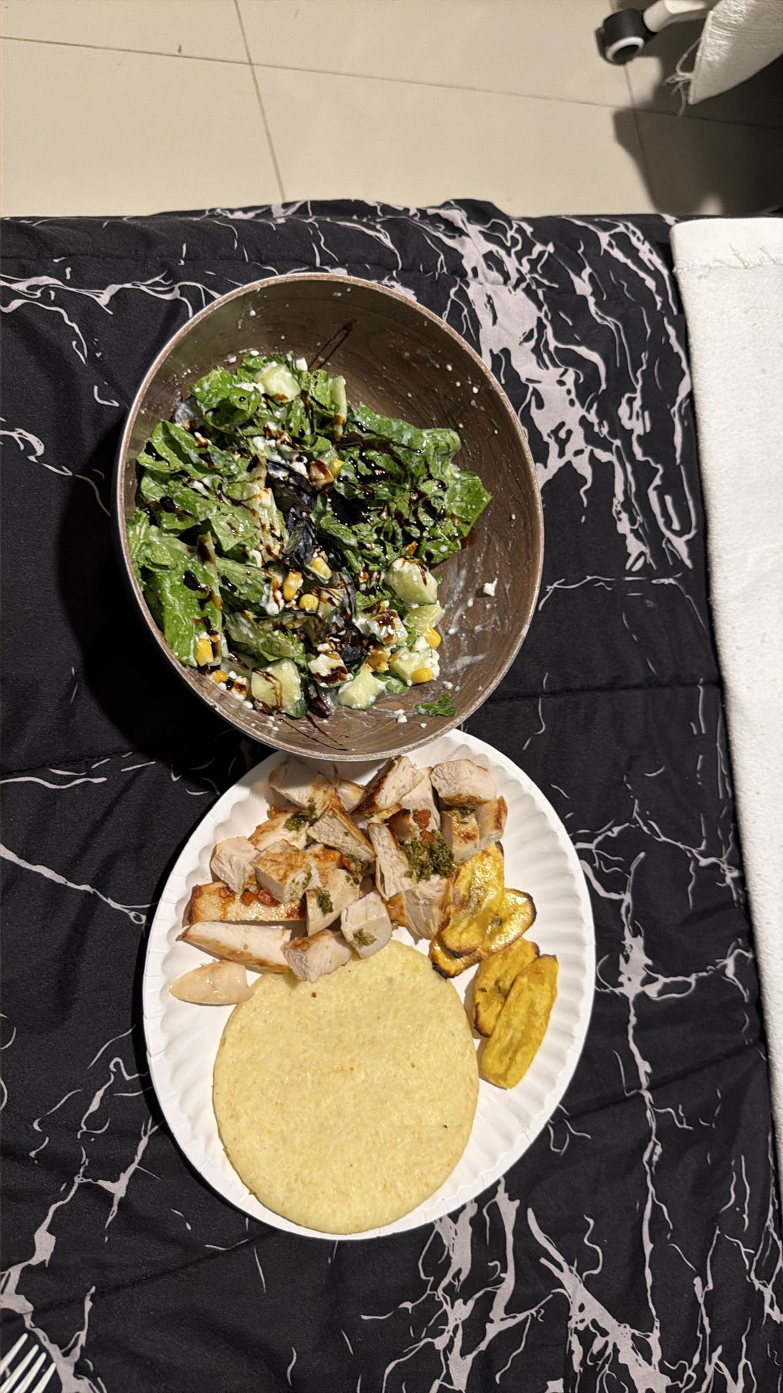 pechuga con ensalada, arepa y plátano asado