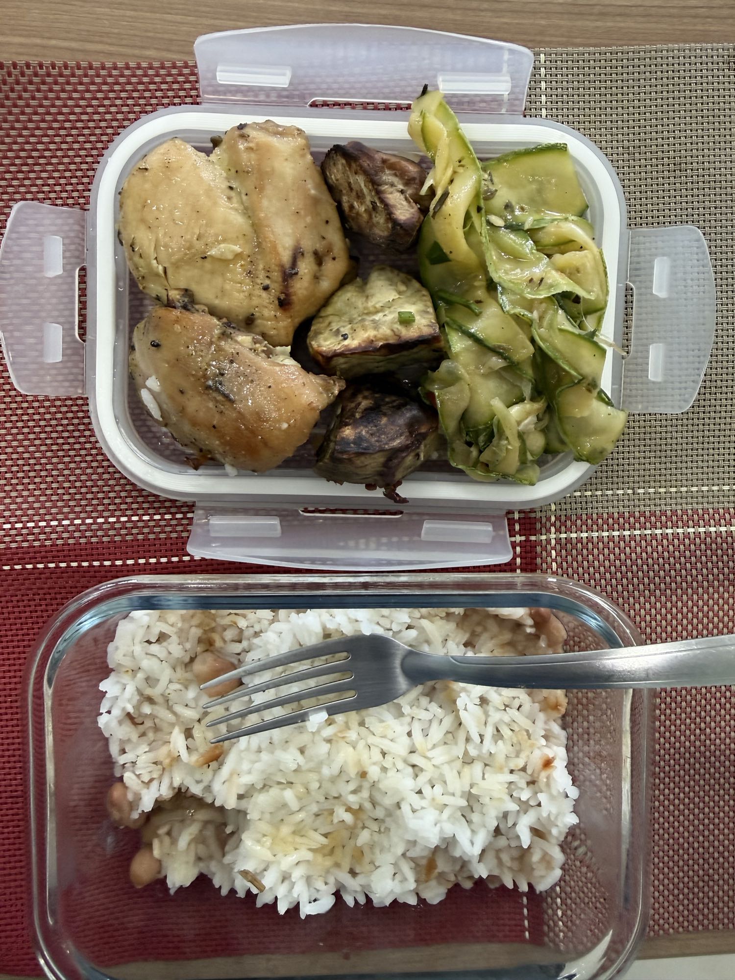 frango com arroz e legumes