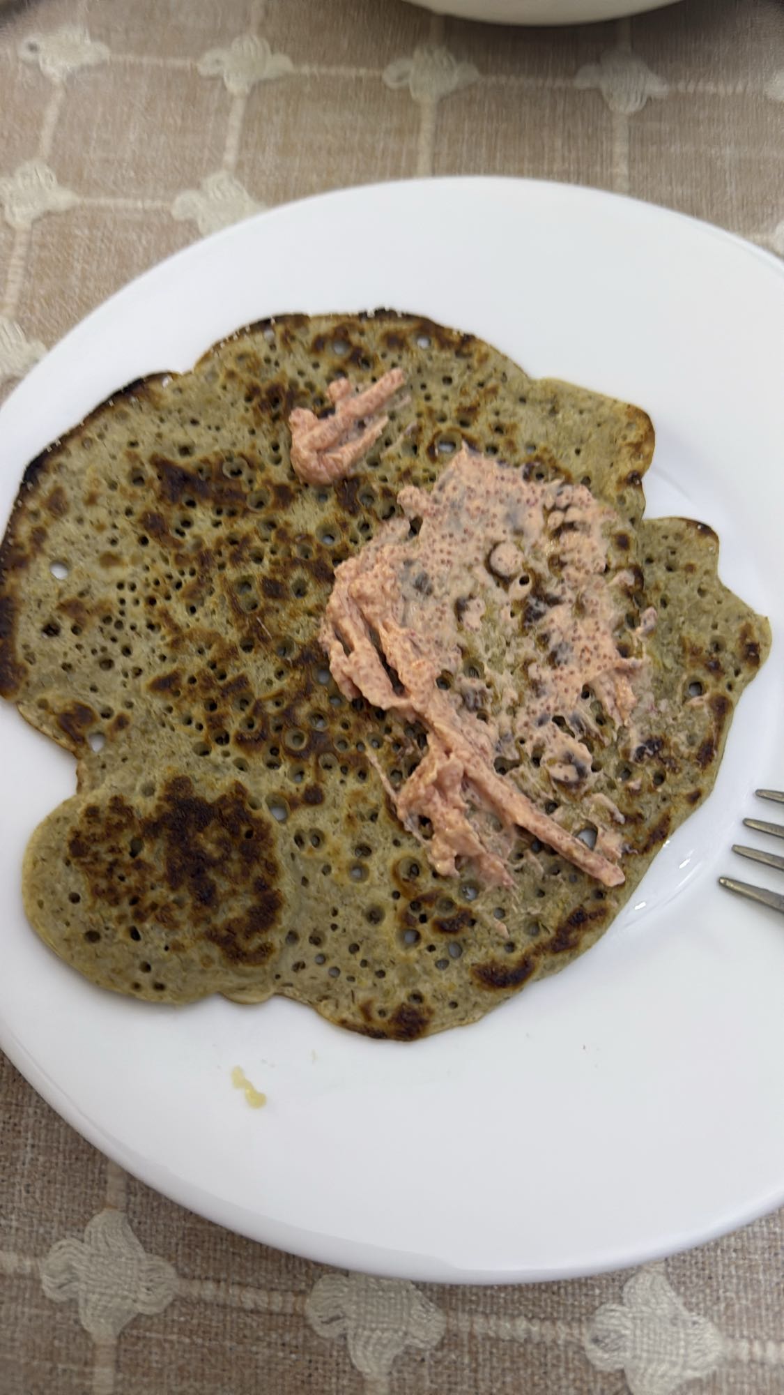 Овсяной блин с лососовой пастой