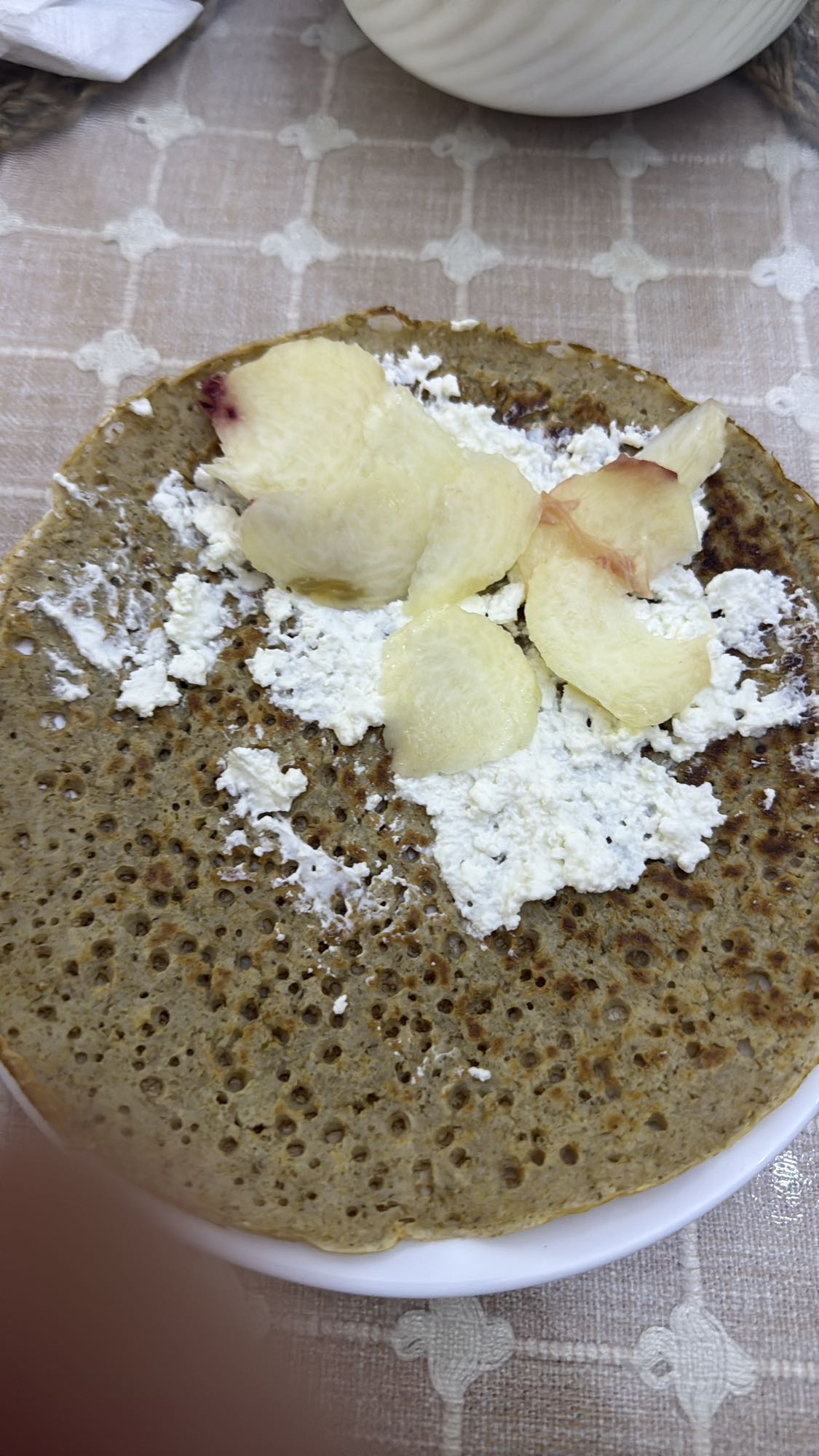 Овсяный блин с творогом и персиком
